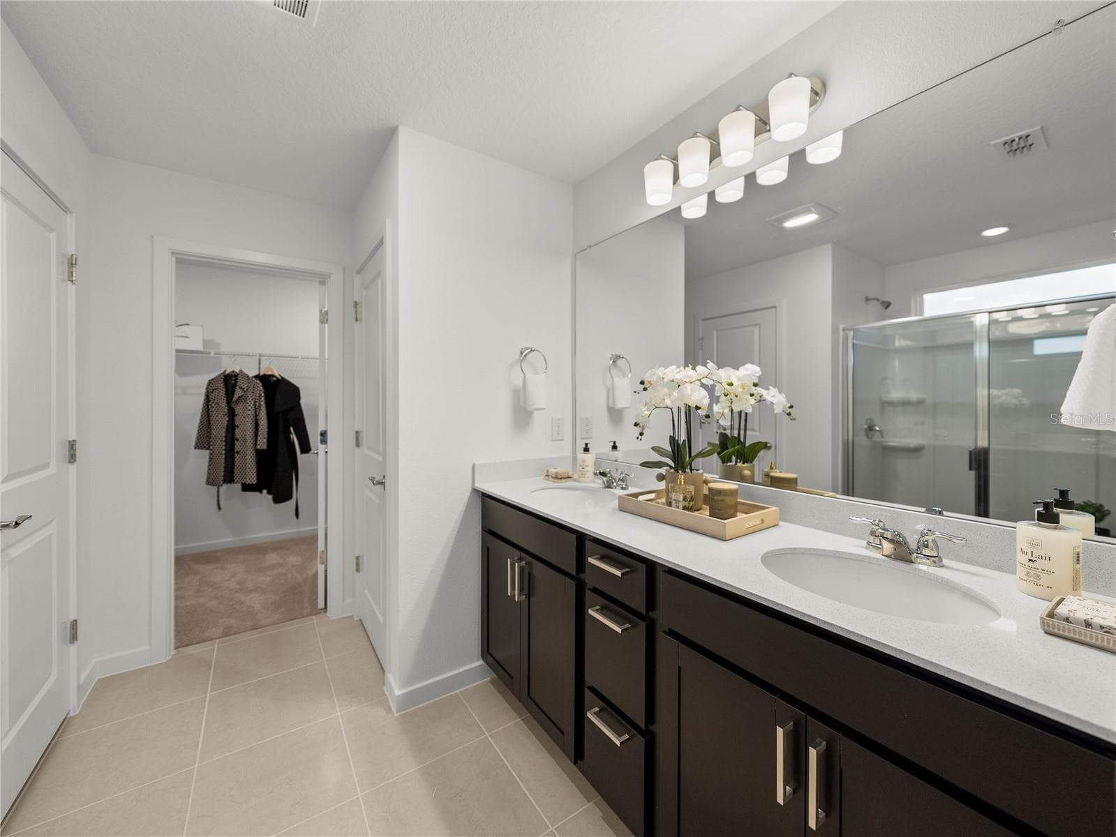 Primary Bath with Quartz Countertops, Extended Vanity w/Drawers, Large Walk in Linen Closet & Walk in Closet & Toilet Room - 1076 KISTNA DR, ZEPHYRHILLS