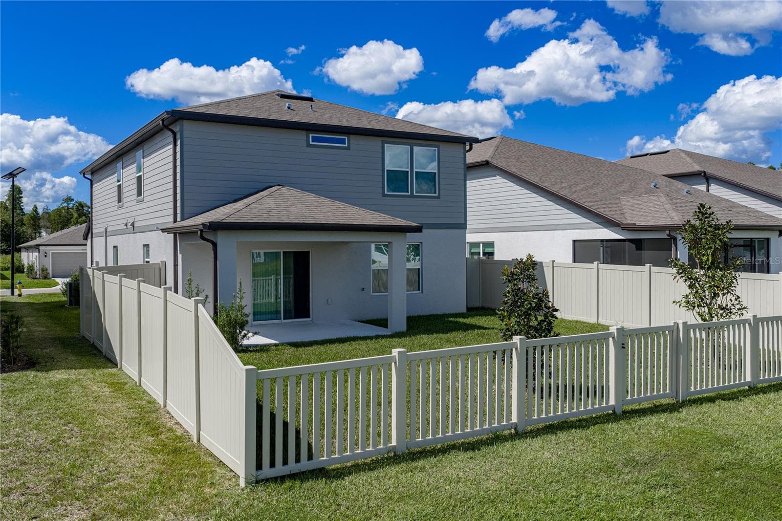 Rear View of Home - 1076 KISTNA DR, ZEPHYRHILLS