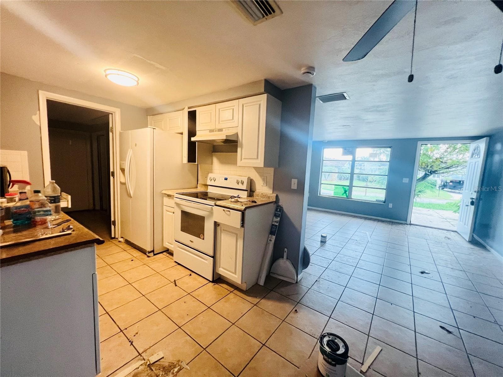 KITCHEN/LIVING ROOM VIEW FROM DINING AREA - 7515 JUDITH CRES, PORT RICHEY
