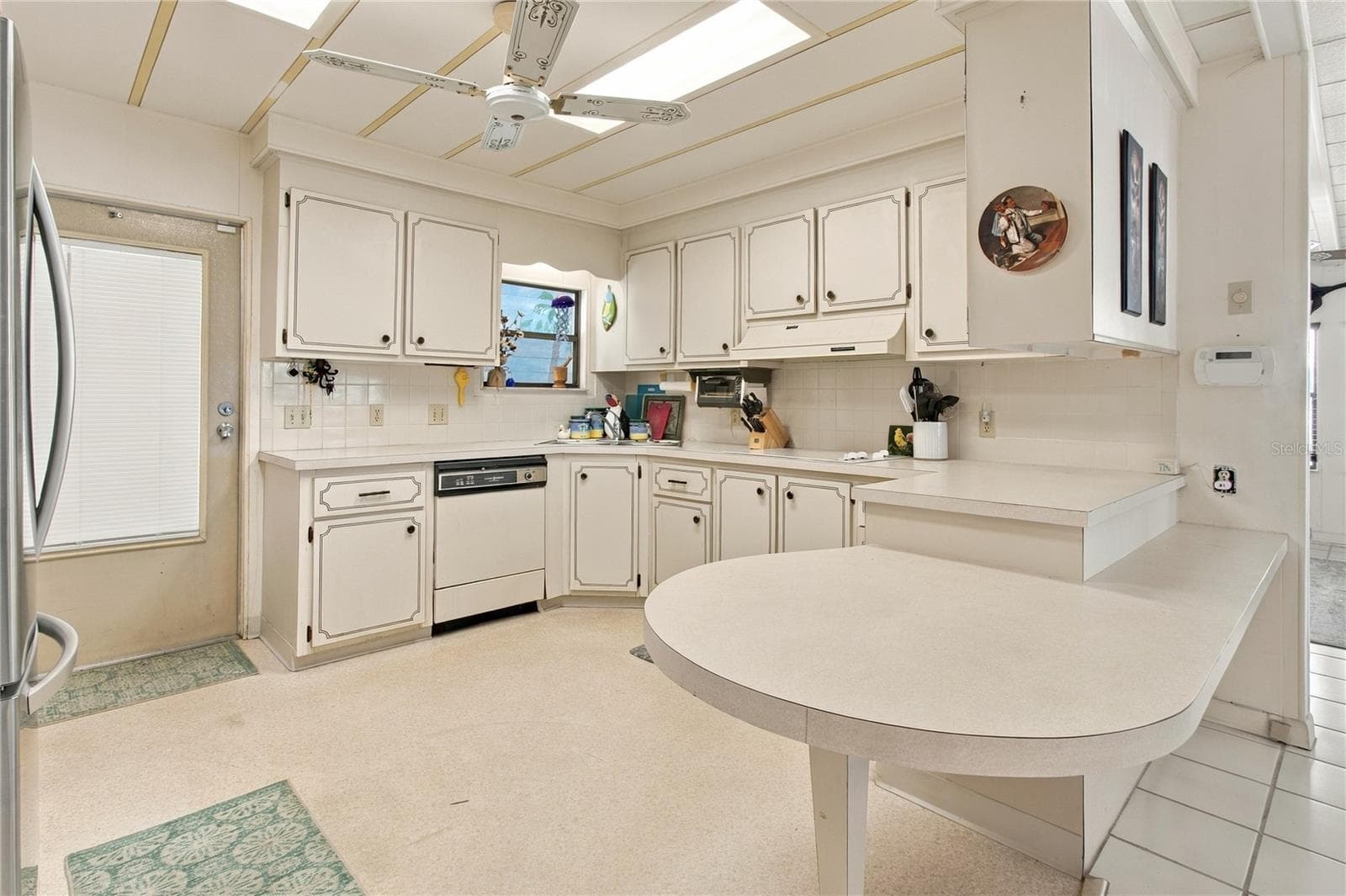 Open Kitchen with Breakfast Bar - 808 53RD AVE E #301, BRADENTON
