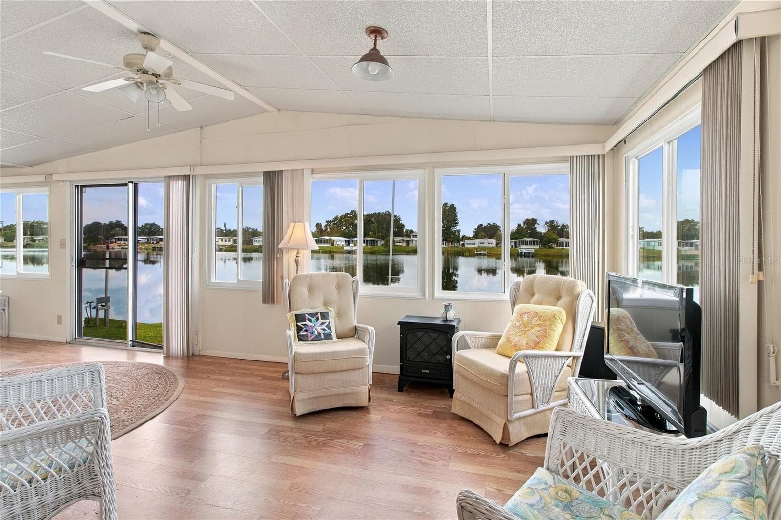 Glassed in Florida Room overlooks the 5 acre lake - 808 53RD AVE E #169, BRADENTON