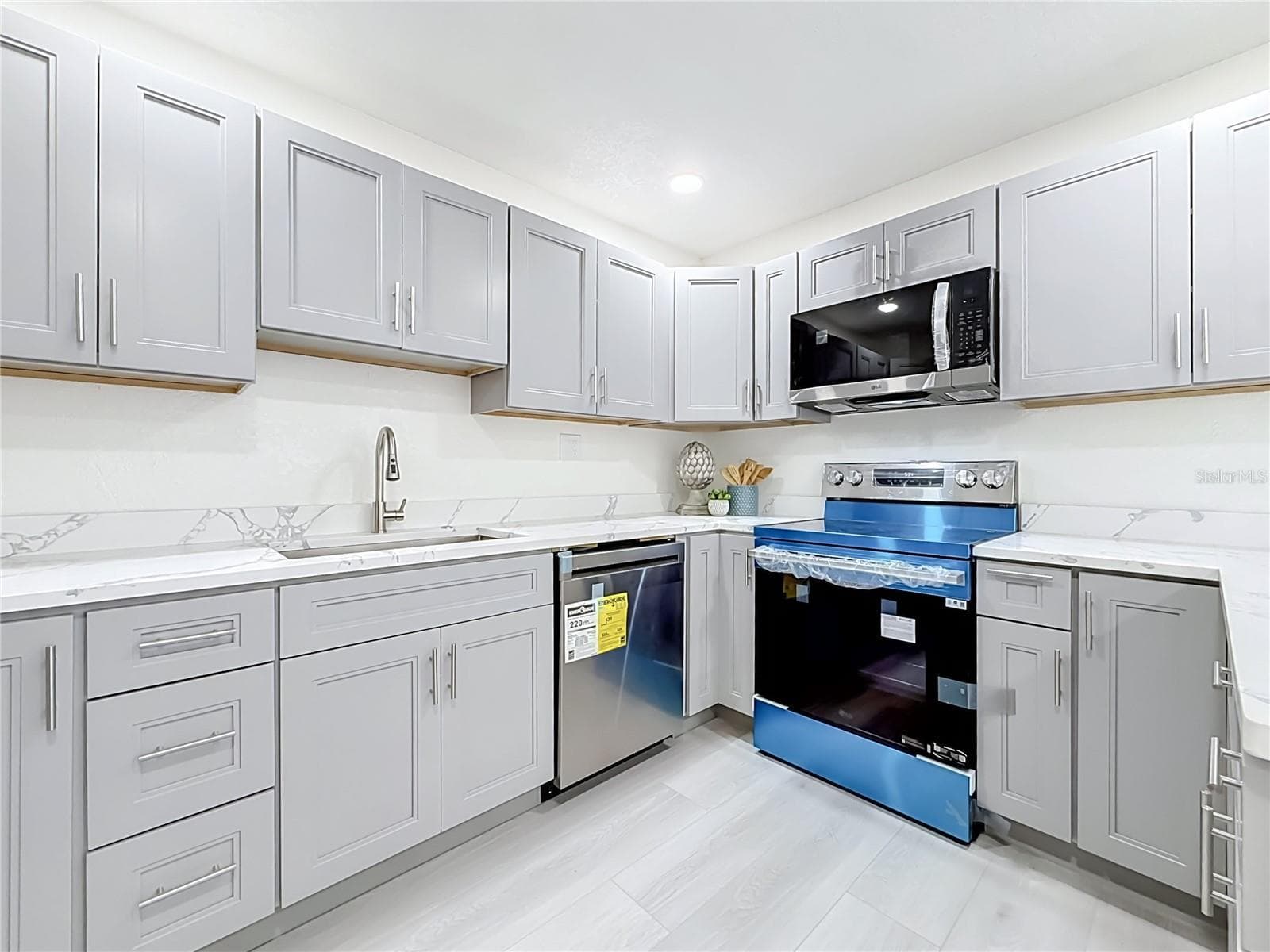 Single Family Residence at 5164 JASMINE CIR, ST PETERSBURG, photo 13 of 29