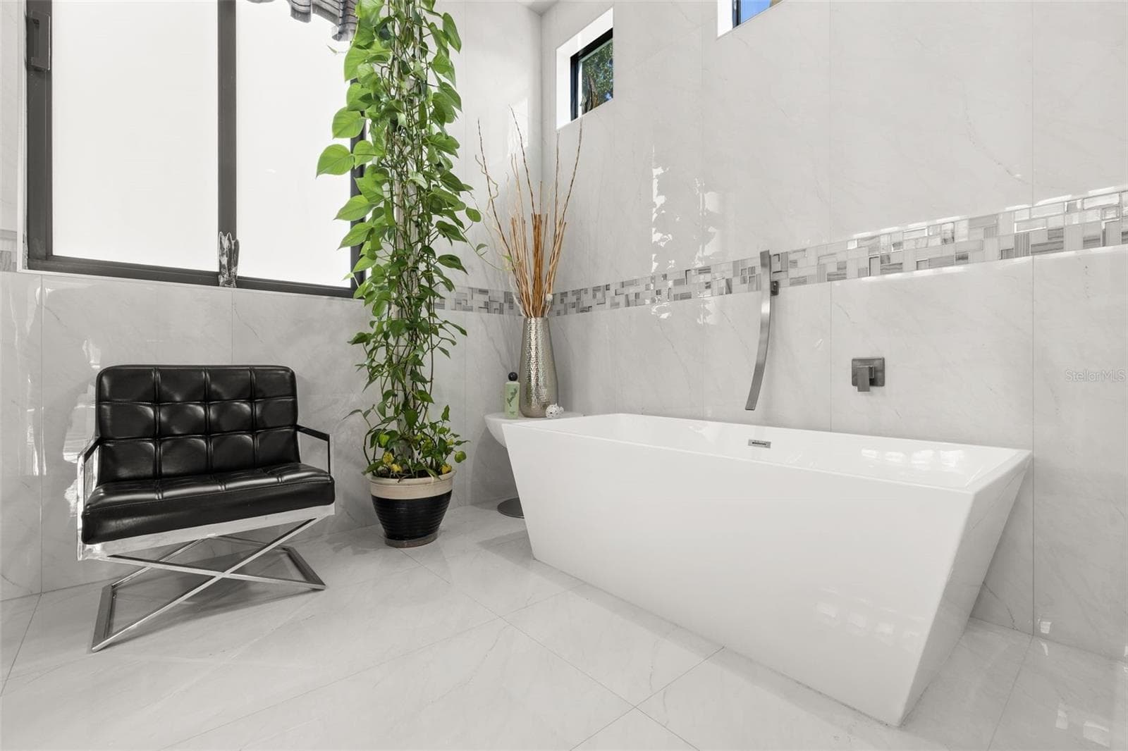 Freestanding soaking tub - 12620 S LAKE SAWYER LN, WINDERMERE