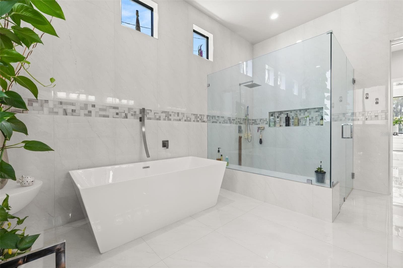 Oversized shower - 12620 S LAKE SAWYER LN, WINDERMERE