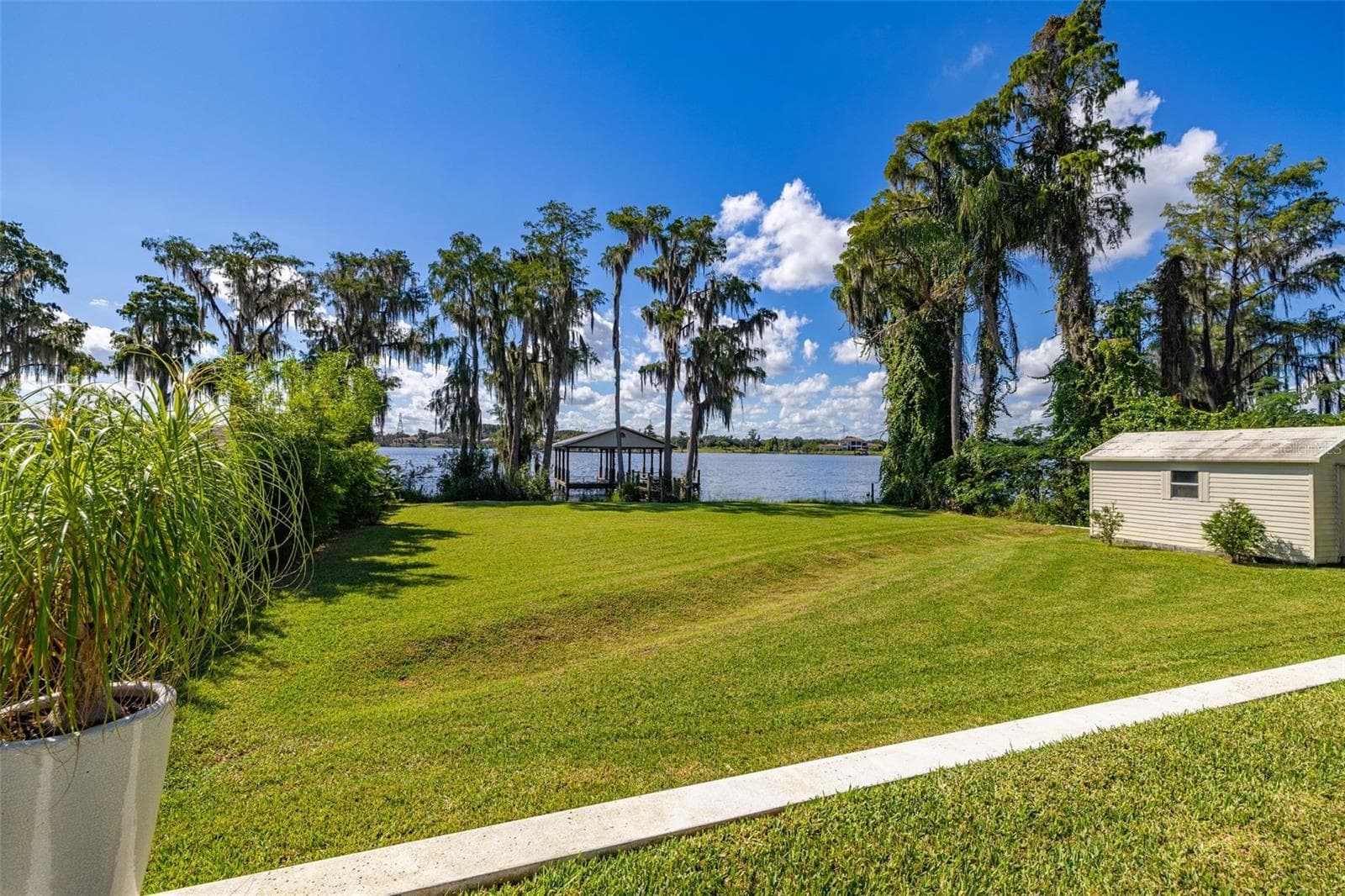 Set on one acre of land - 12620 S LAKE SAWYER LN, WINDERMERE