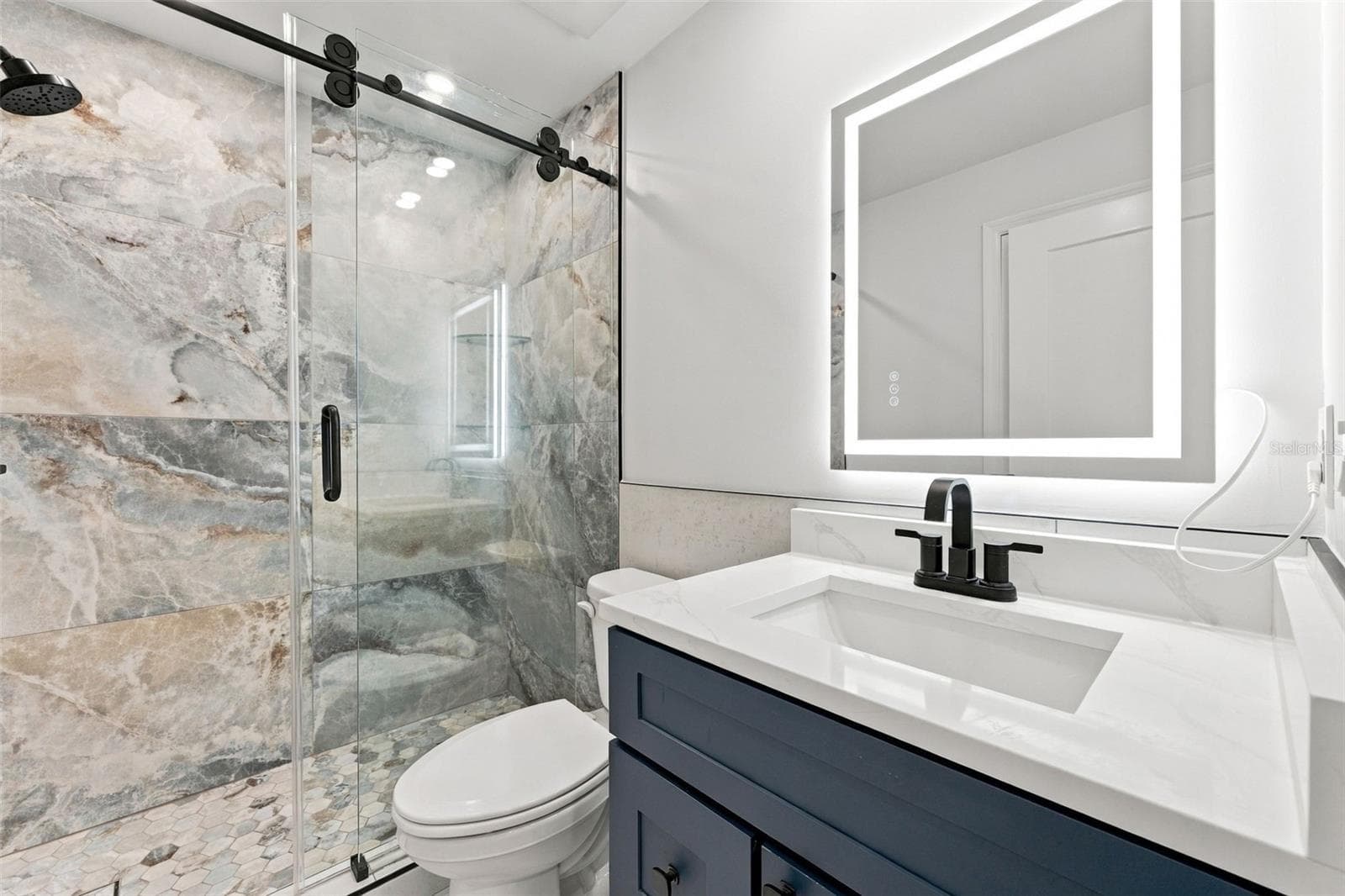 Completely remodeled hall bathroom with beautiful modern finishes - 2650 COUNTRYSIDE BLVD #A306, CLEARWATER