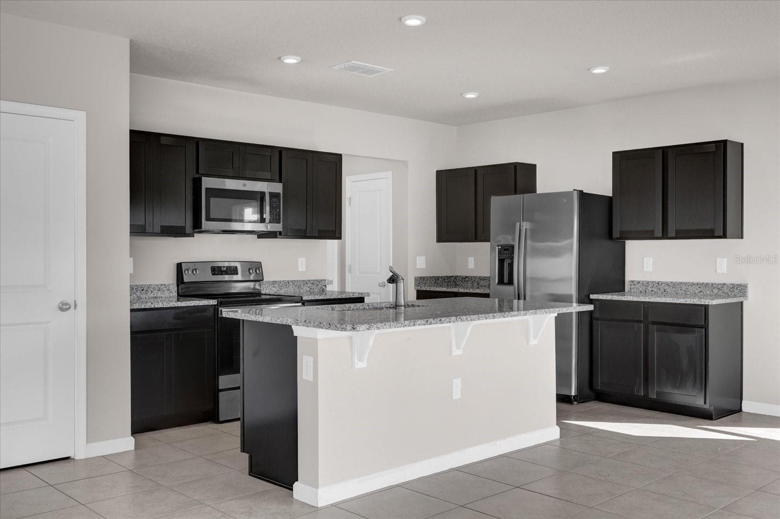 Single Family Residence at 718 EAGLE LANDING BLVD, WINTER HAVEN, photo 8 of 33