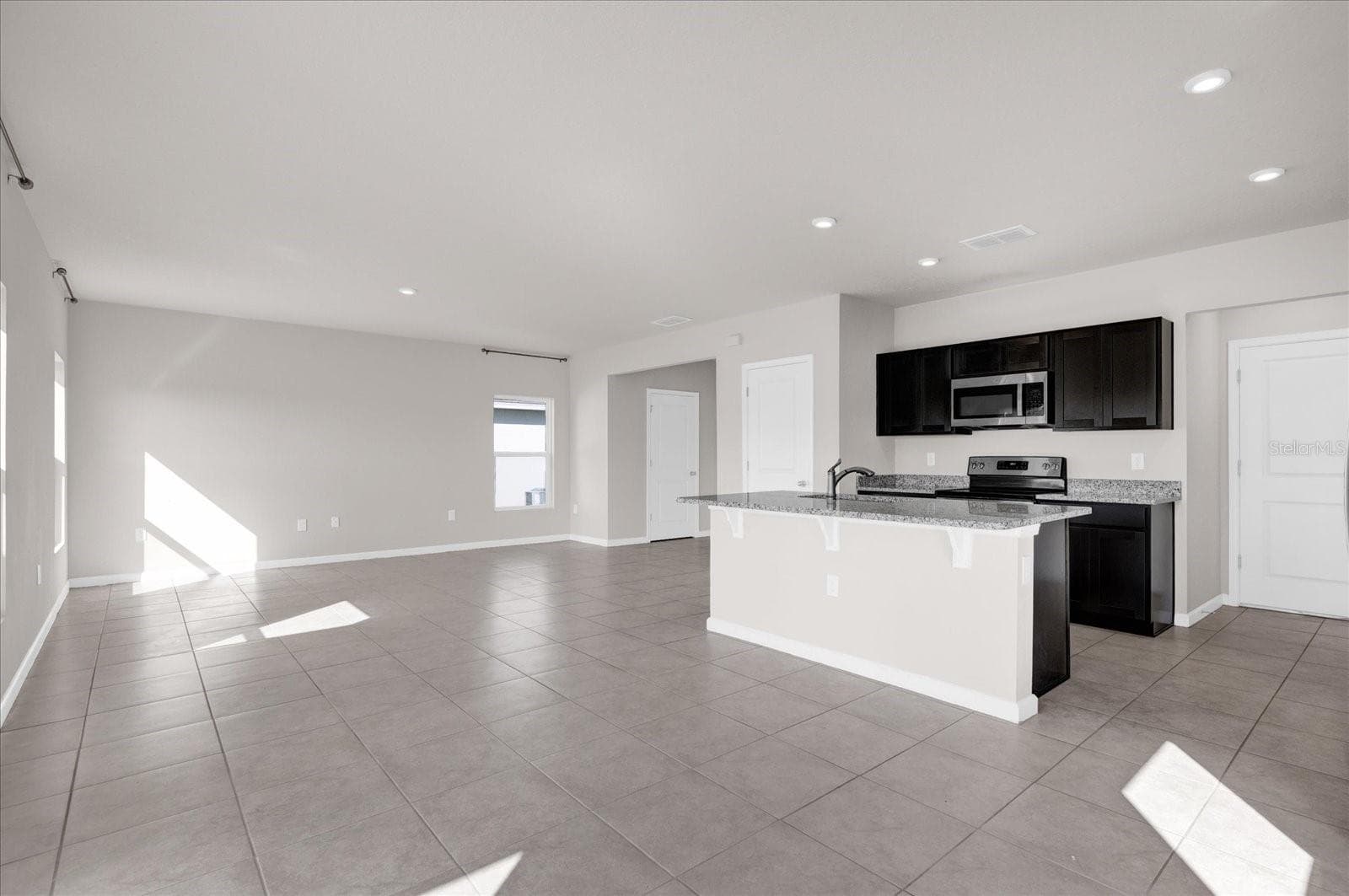 Single Family Residence at 718 EAGLE LANDING BLVD, WINTER HAVEN, photo 12 of 33