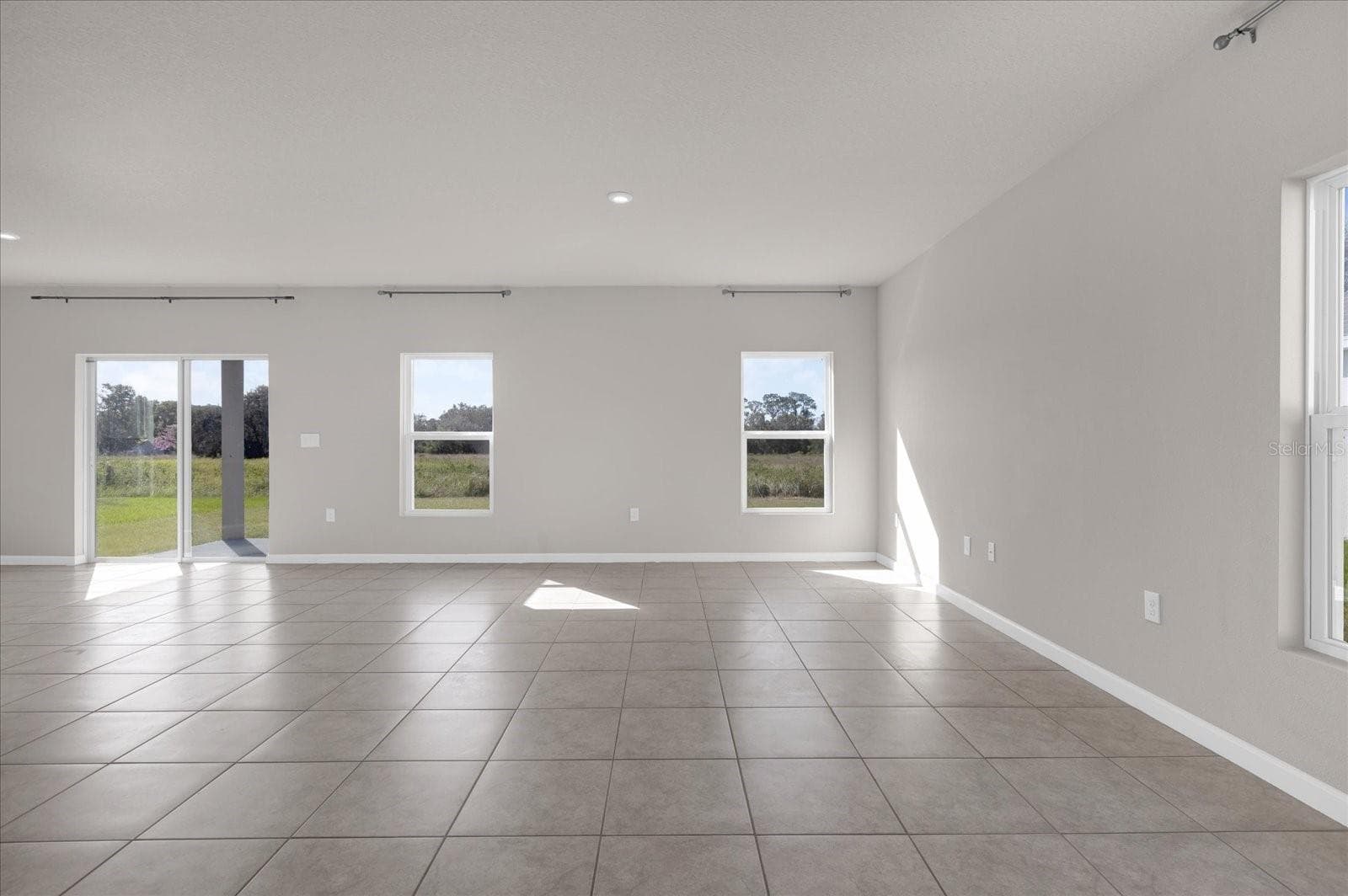 Single Family Residence at 718 EAGLE LANDING BLVD, WINTER HAVEN, photo 14 of 33