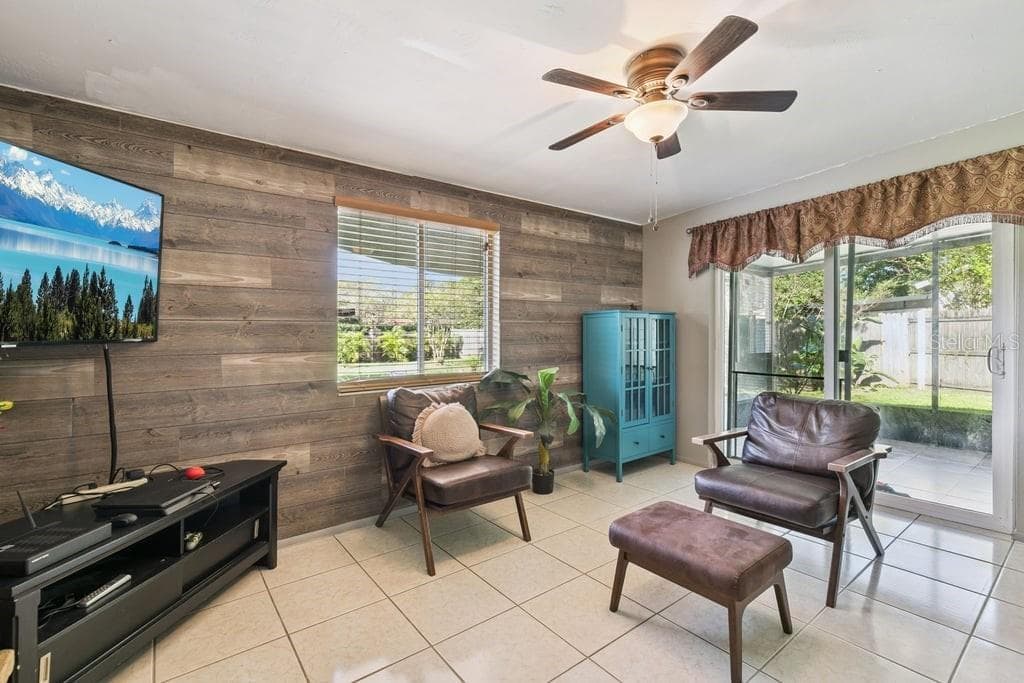 Family Room with Sliding Door to Screened-In Porch - 8509 LYONIA DR, ORLANDO