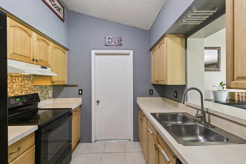Kitchen - 8509 LYONIA DR, ORLANDO