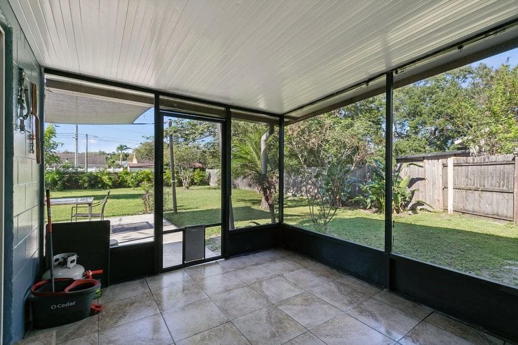 Screened In Back Porch - 8509 LYONIA DR, ORLANDO