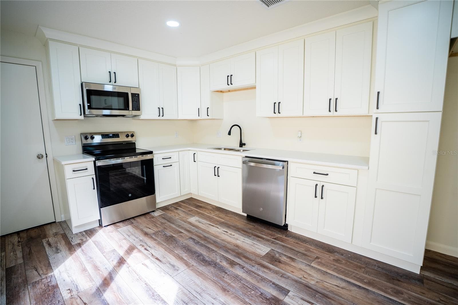 Single Family Residence at 3947 CYPRESS LNDG W, WINTER HAVEN, photo 8 of 23