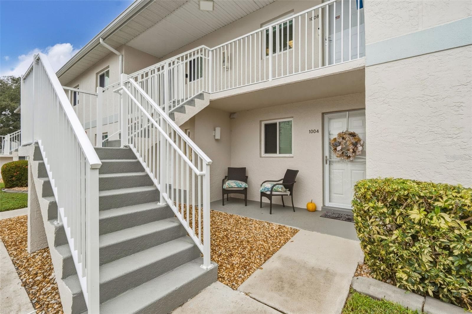 Well Maintained Condo Community with Convenient Front Row Parking - 12538 SW KINGSWAY CIR #1008, LAKE SUZY