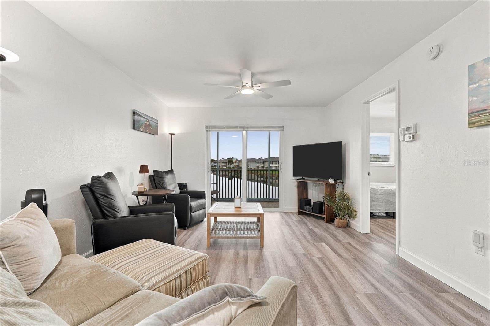 Bright and Airy Living Space - 12538 SW KINGSWAY CIR #1008, LAKE SUZY