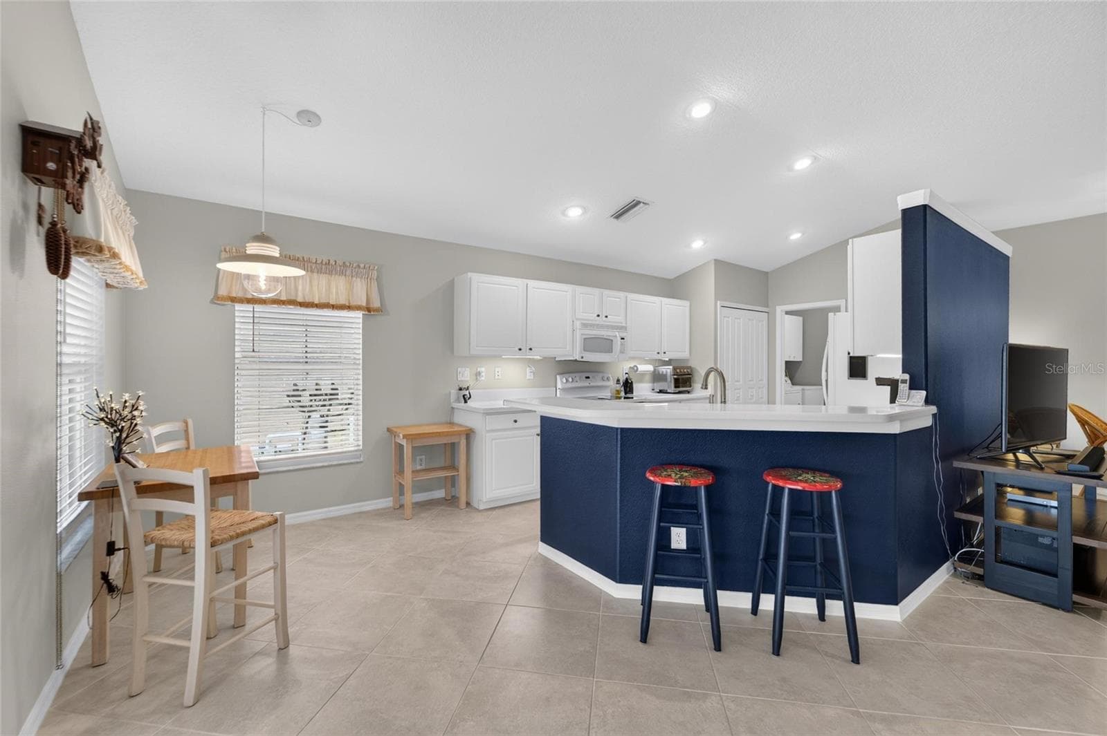 Single Family Residence at 174 BRAEMAR AVE, VENICE, photo 17 of 99