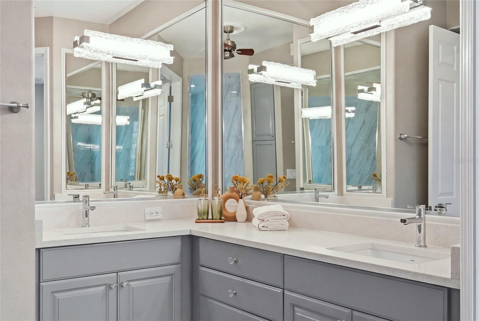 Double sinks and plenty of mirrors in en suite - 7946 TYBEE CT, UNIVERSITY PARK