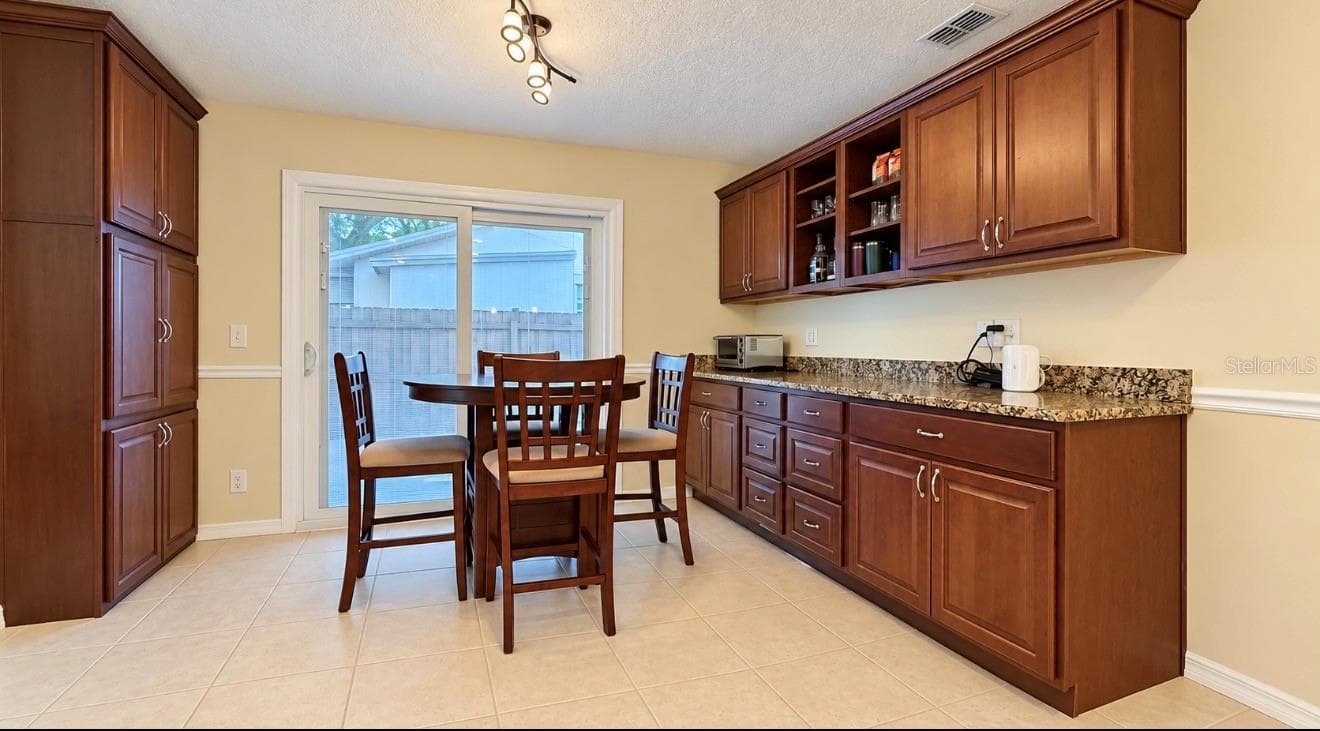 dining area with built in bar area - 1231 ROSEWOOD ST, LARGO