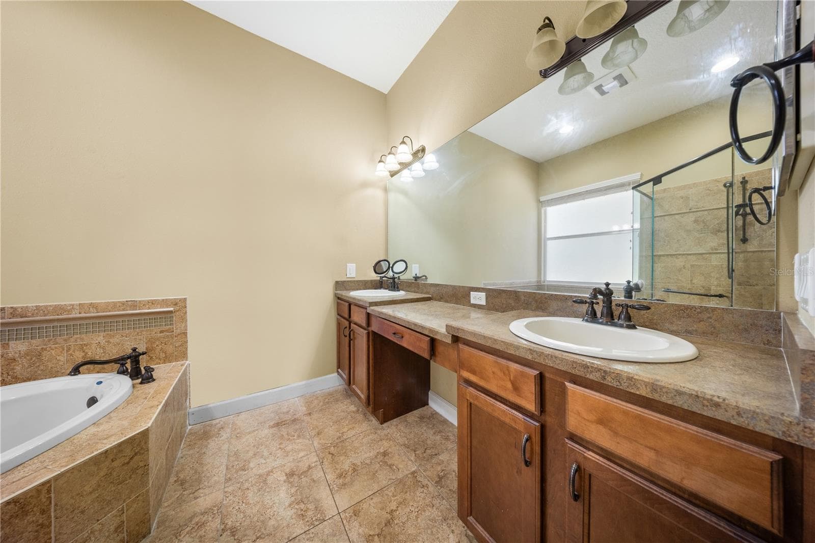 Dual Vanity - 3002 VIA ROMA COURT, PLANT CITY