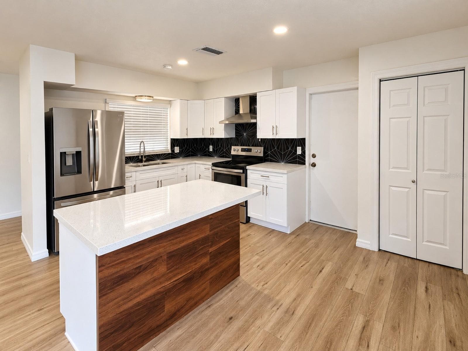 Single Family Residence at 4437 DOLPHIN DR, TAMPA, photo 4 of 22