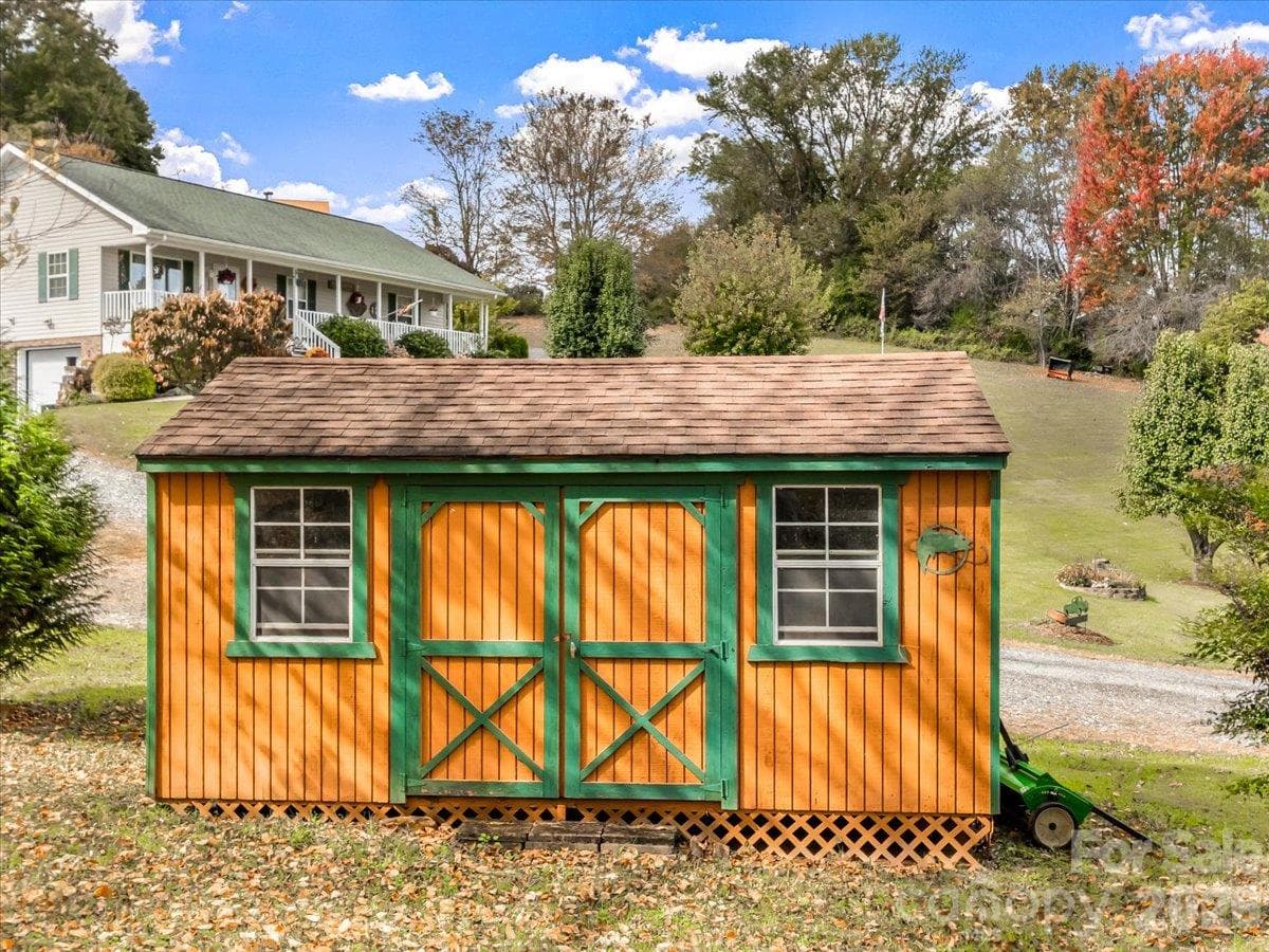 Storage shed - 179 River Walk Drive, Burnsville