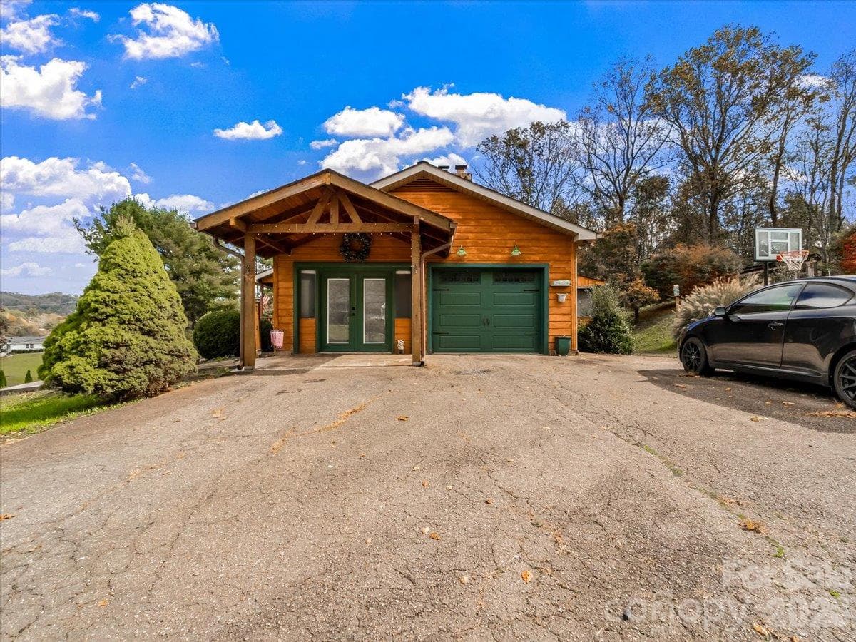 Attached 1 car garage and mudroom entrance - 179 River Walk Drive, Burnsville
