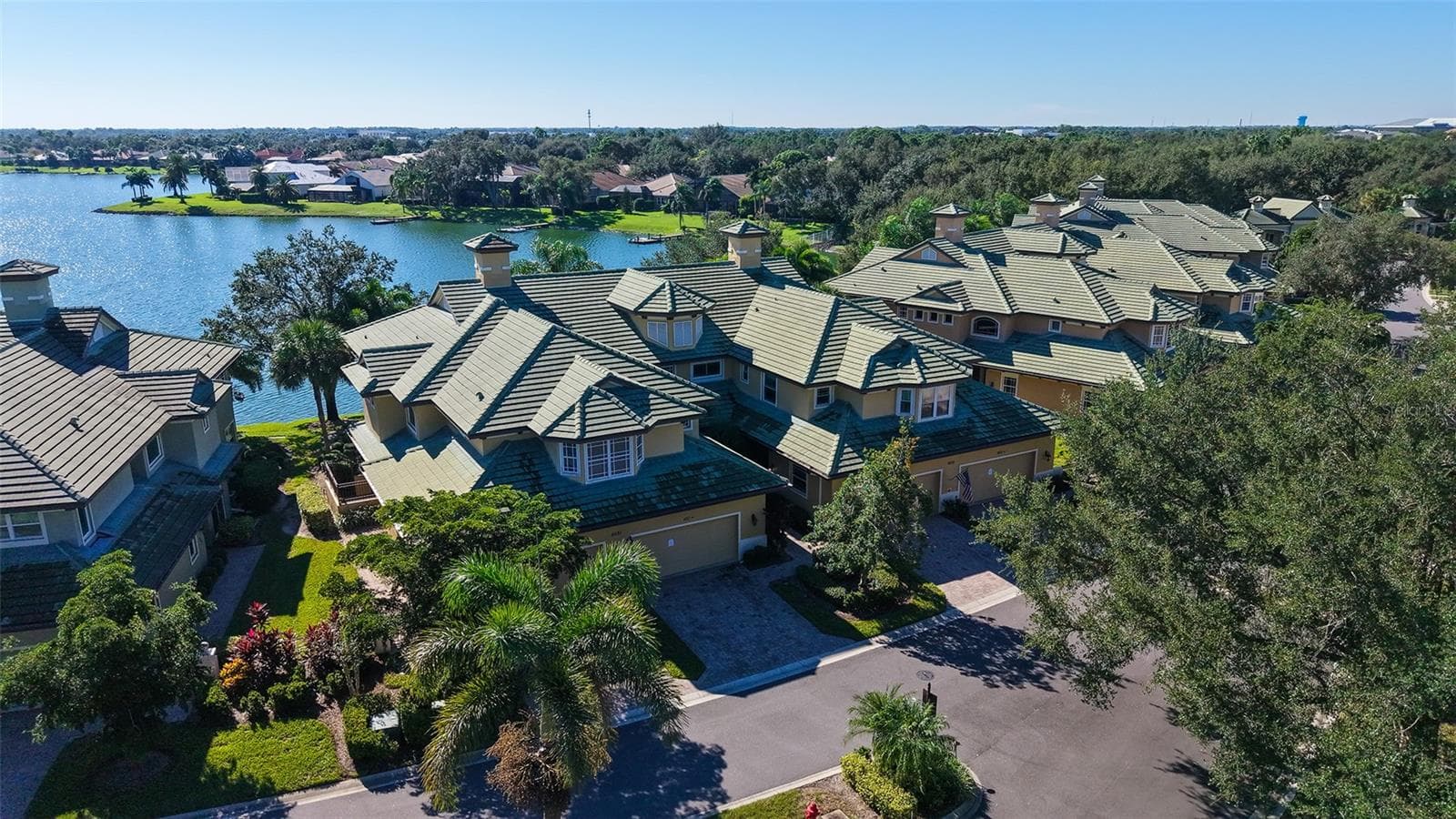 Situated on Lake Uihlein offering a plethora of amenities - 6531 MOORINGS POINT CIR #102, LAKEWOOD RANCH