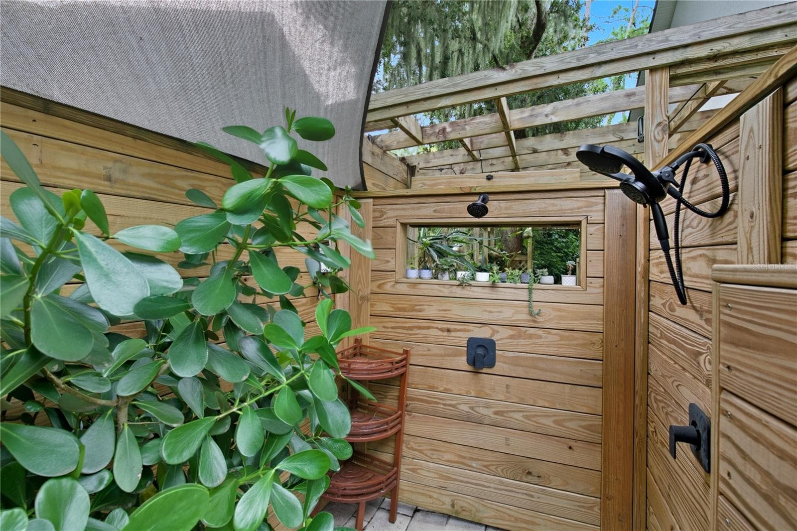Outdoor Hotwater Shower - 4733 CHULUOTA RD, ORLANDO