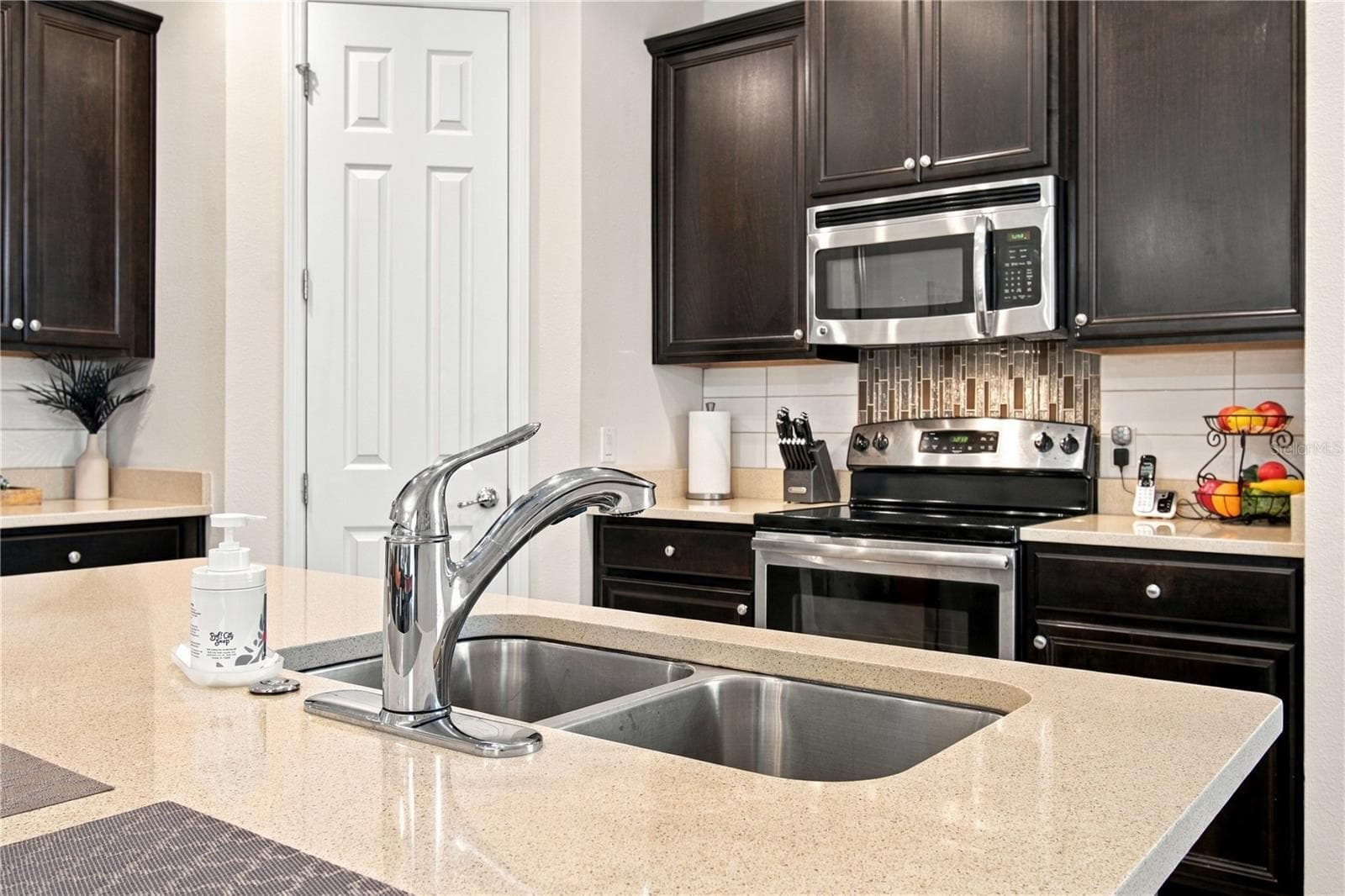 QUARTZ COUNTERS - 814 SHADY CANYON WAY, POINCIANA
