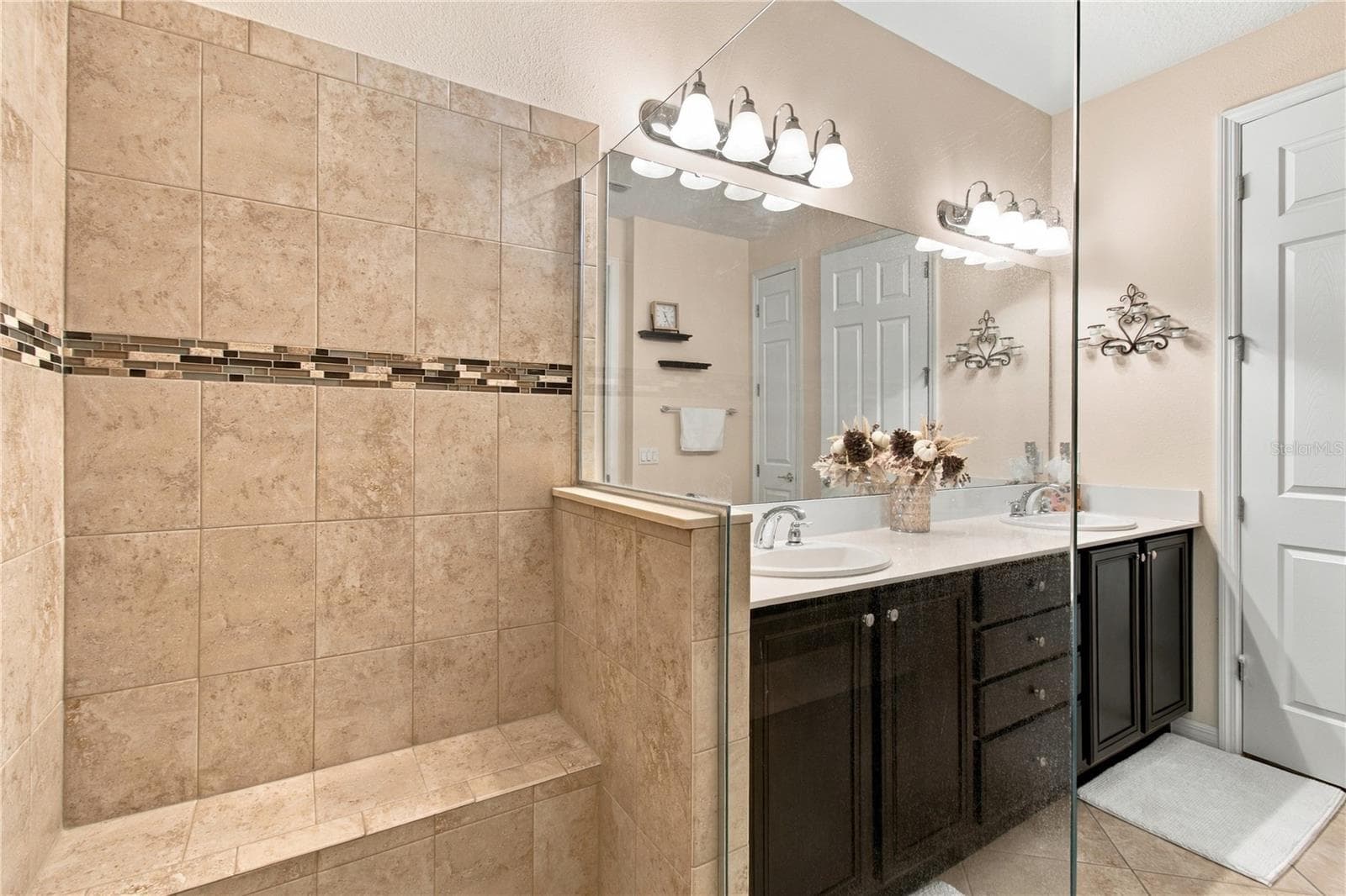 BUILT-IN BENCH SEATING - 814 SHADY CANYON WAY, POINCIANA