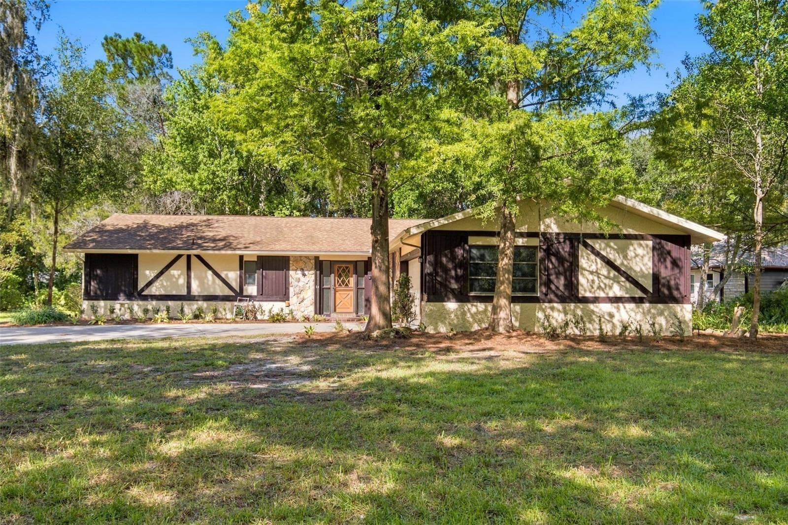 Single Family Residence at 12 SYCAMORE CT E, HOMOSASSA, photo 2 of 60