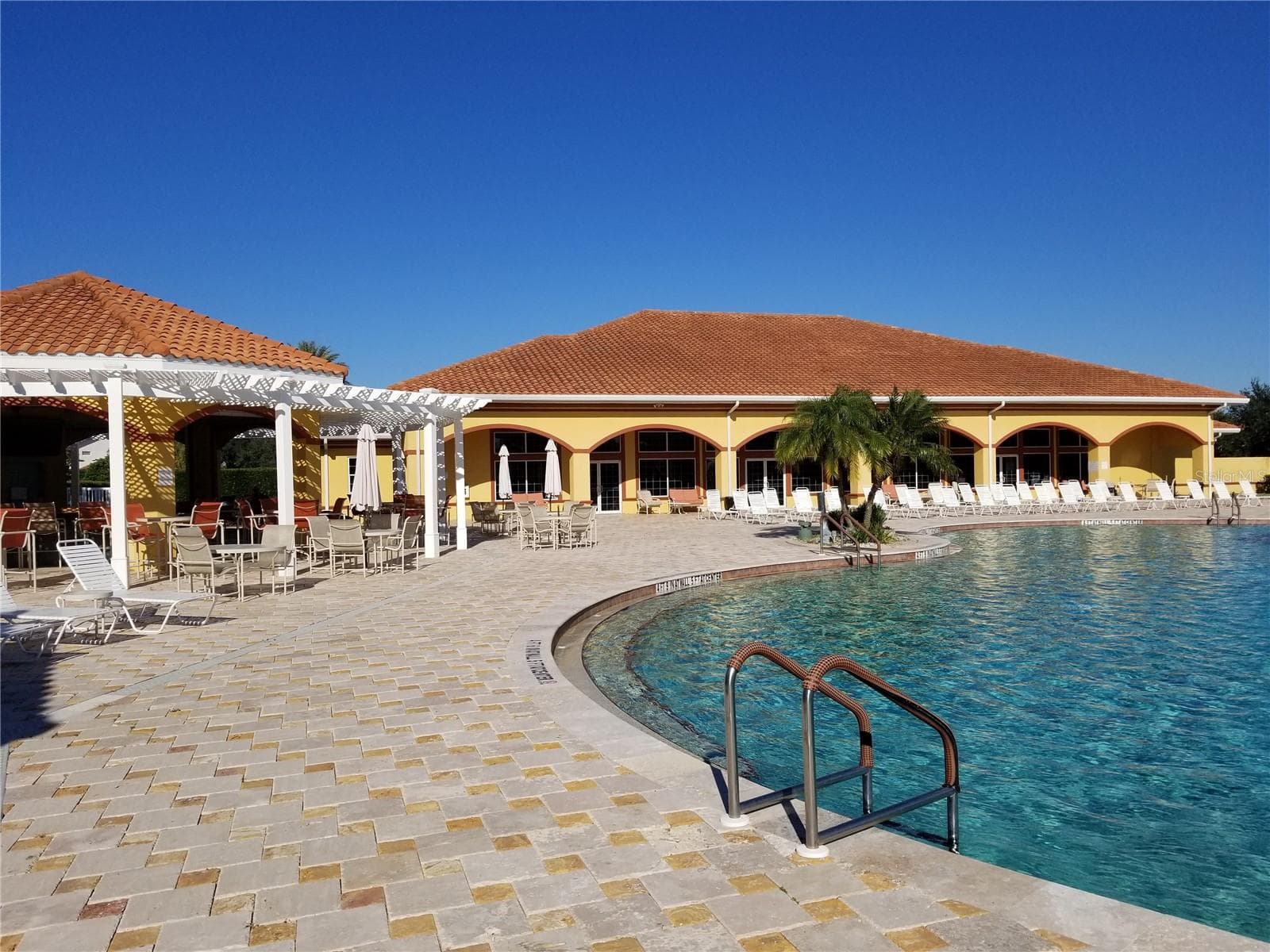 resort walking pool with sloped childrens area - LAKESIDE LANDINGS, OXFORD
