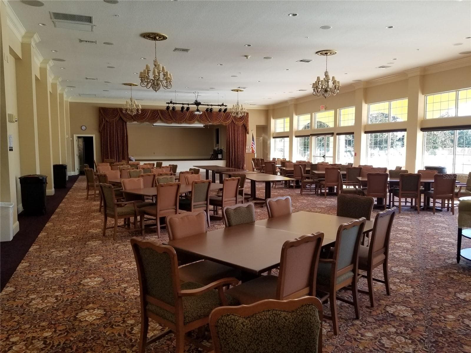 Bqallroom for weddings and dances - LAKESIDE LANDINGS, OXFORD