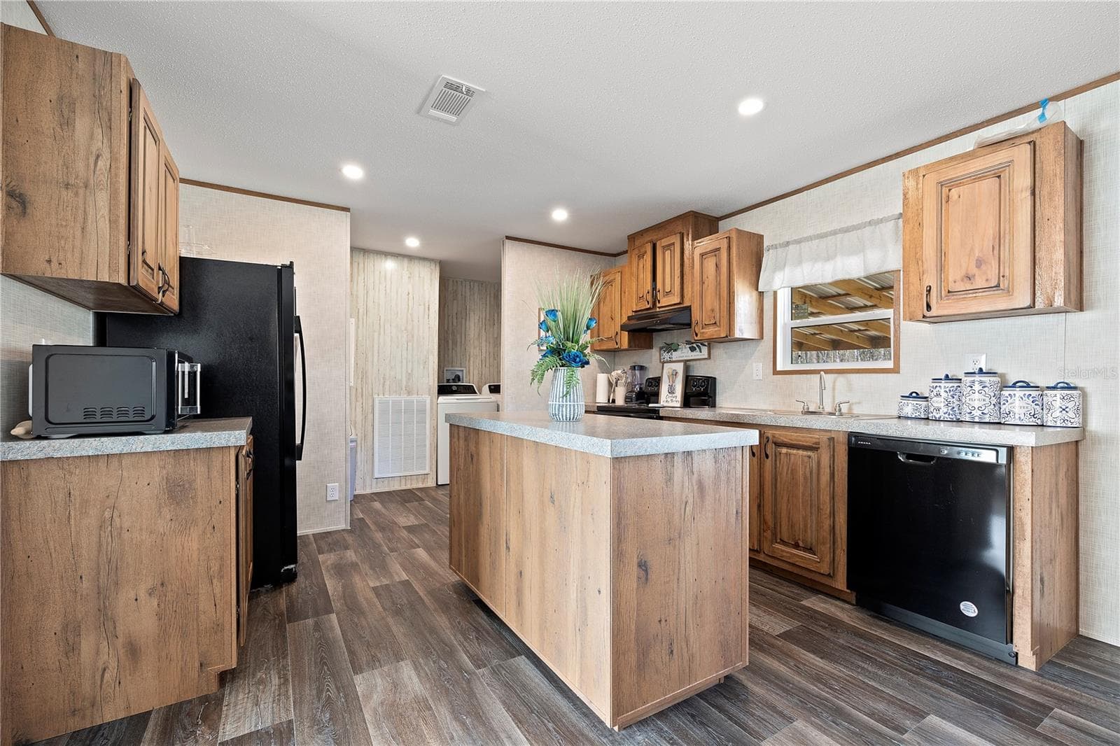 Manufactured Home at 387 NW LAMAR PL, LAKE CITY, photo 3 of 34