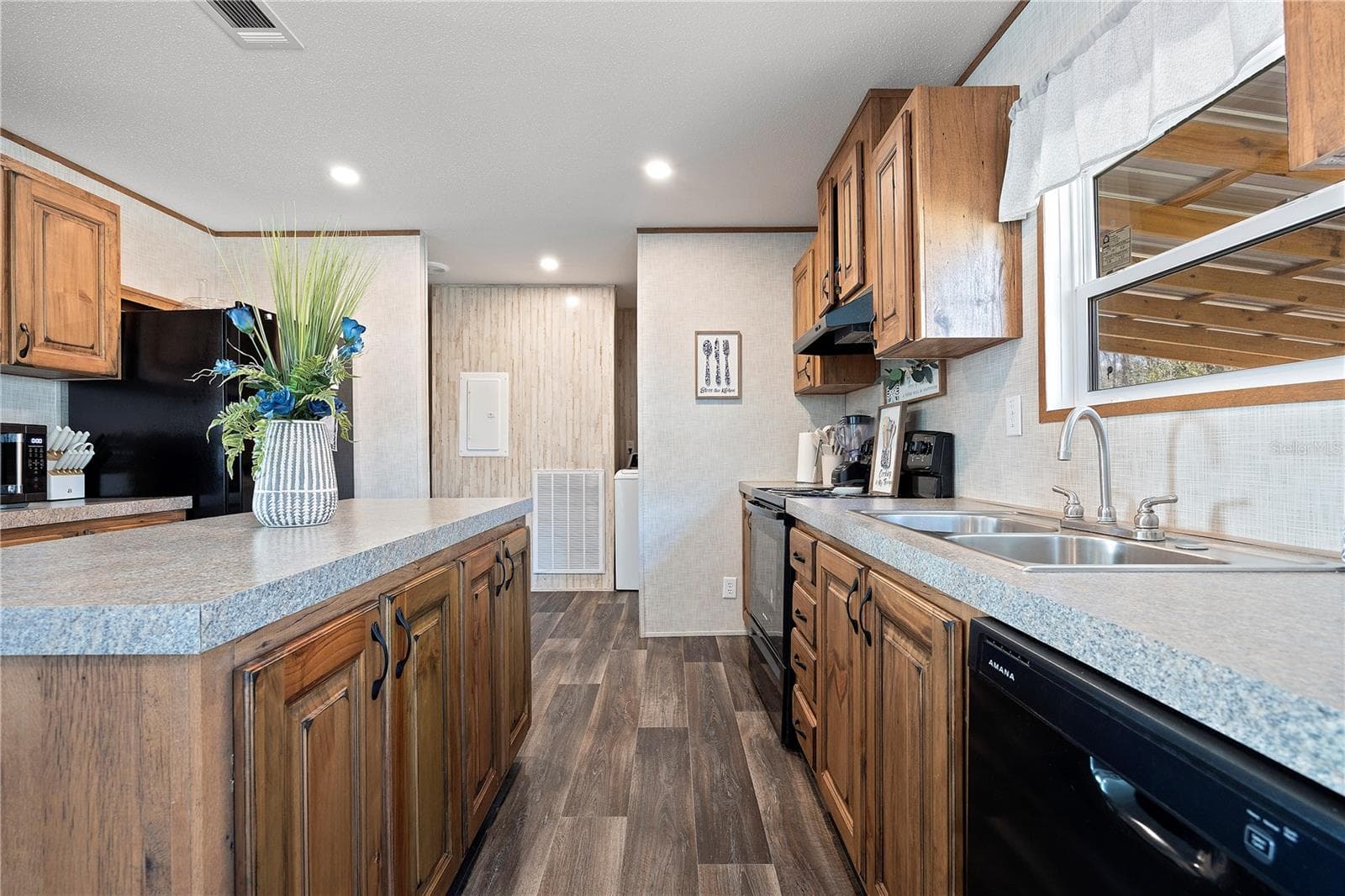 Manufactured Home at 387 NW LAMAR PL, LAKE CITY, photo 4 of 34