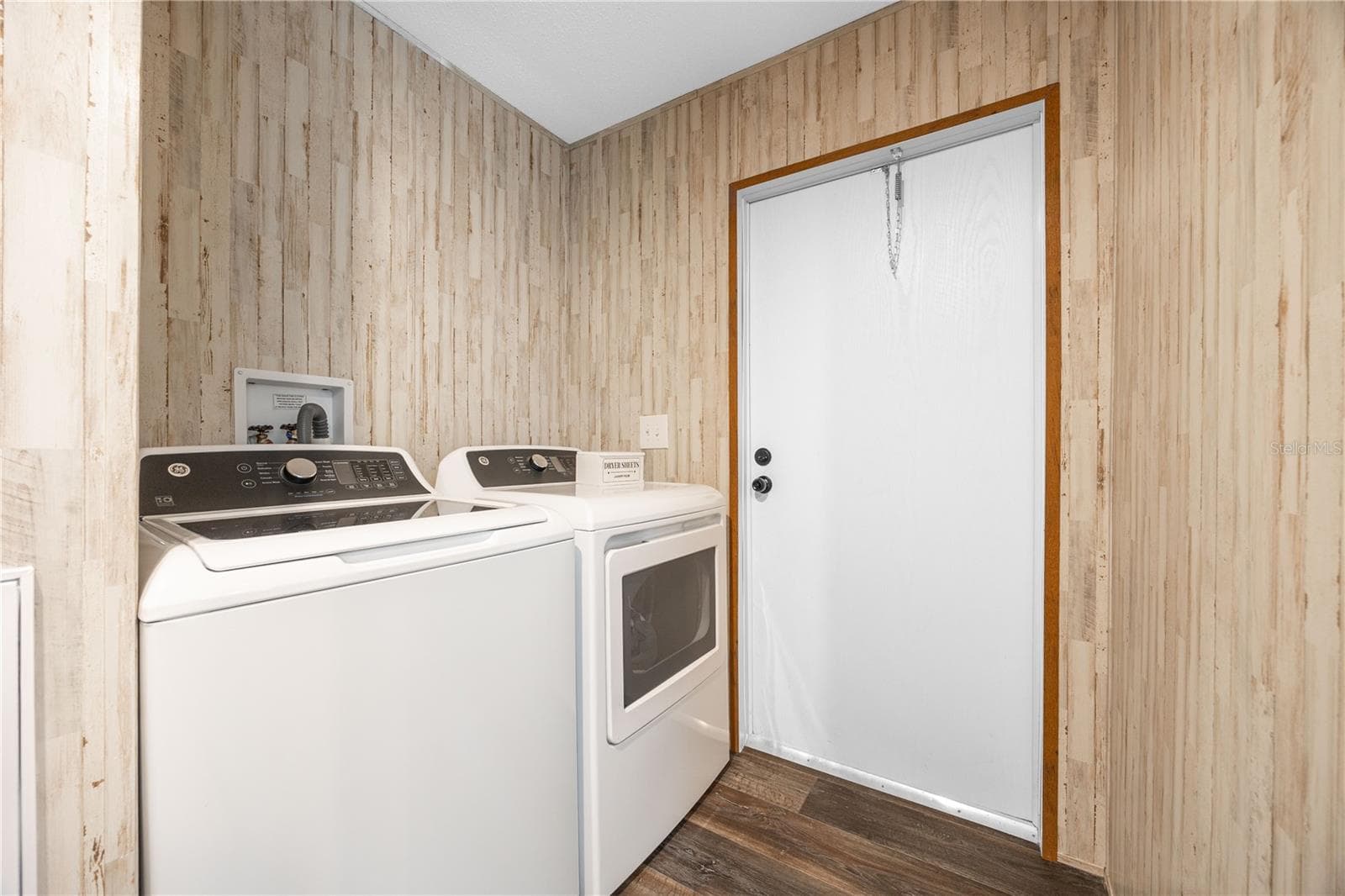 Manufactured Home at 387 NW LAMAR PL, LAKE CITY, photo 8 of 34