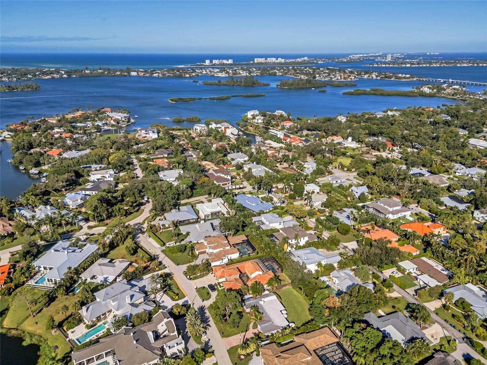 Just minutes from world-renowned Siesta Key Beach - 1605 N LAKE SHORE DR, SARASOTA