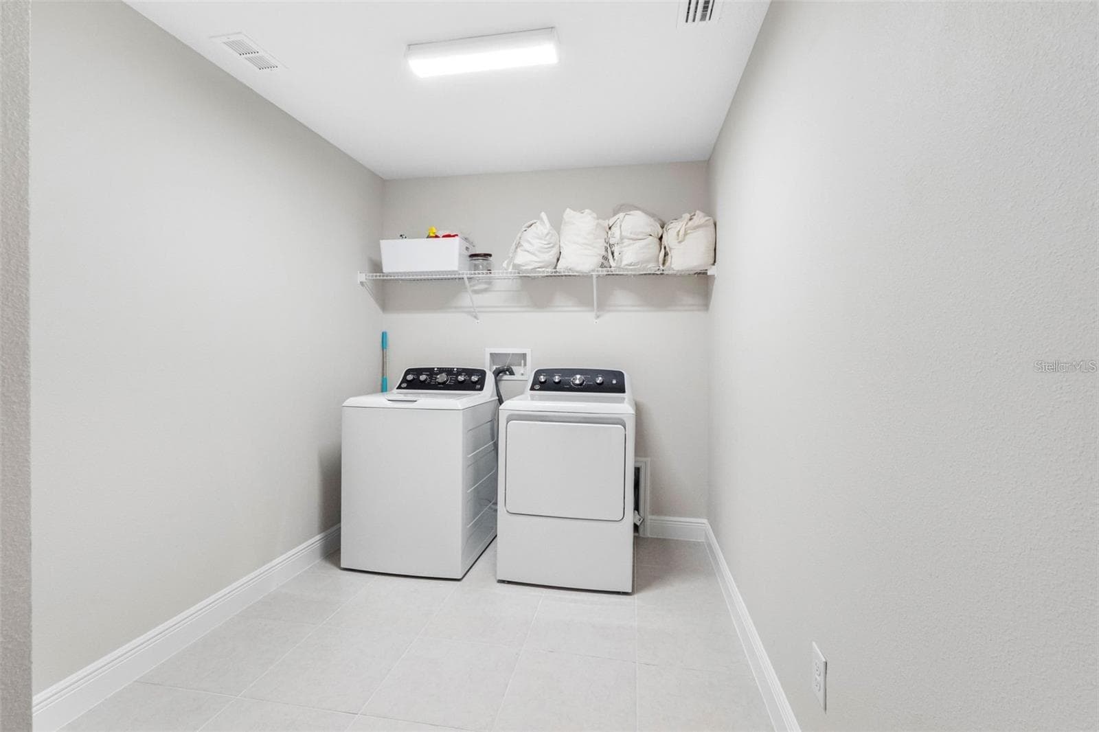 Upstairs laundry room with tile floors - 14868 SUMMER BRANCH DR, LITHIA