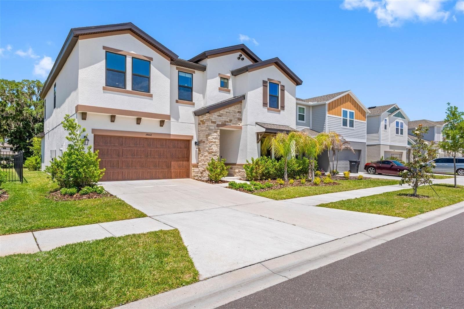 Landscaped front yard with sidewalks in Hinton at Hawkstone - 14868 SUMMER BRANCH DR, LITHIA