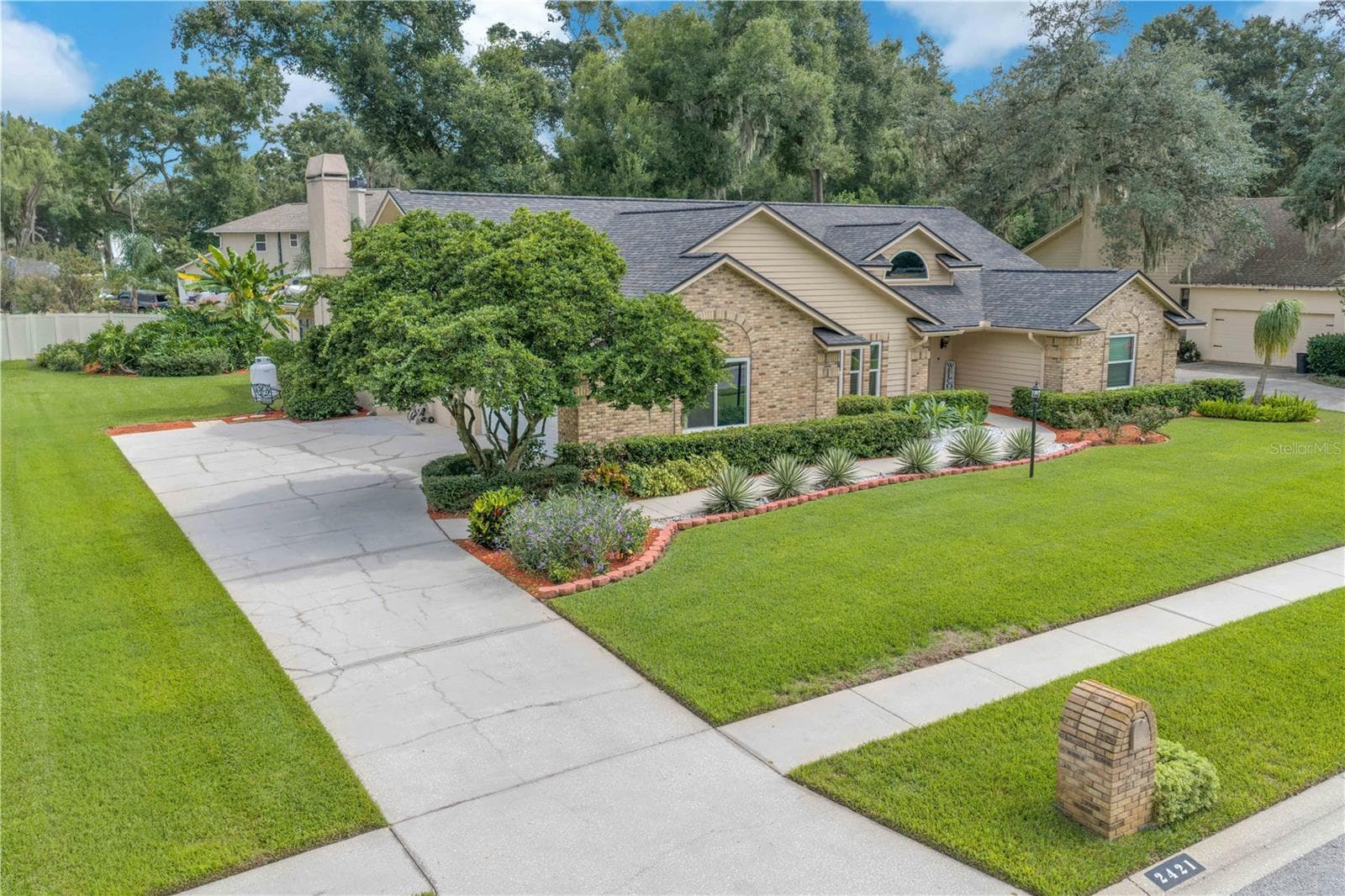 Pride in ownership shows both inside and outside. - 2421 OAK LANDING DR, BRANDON