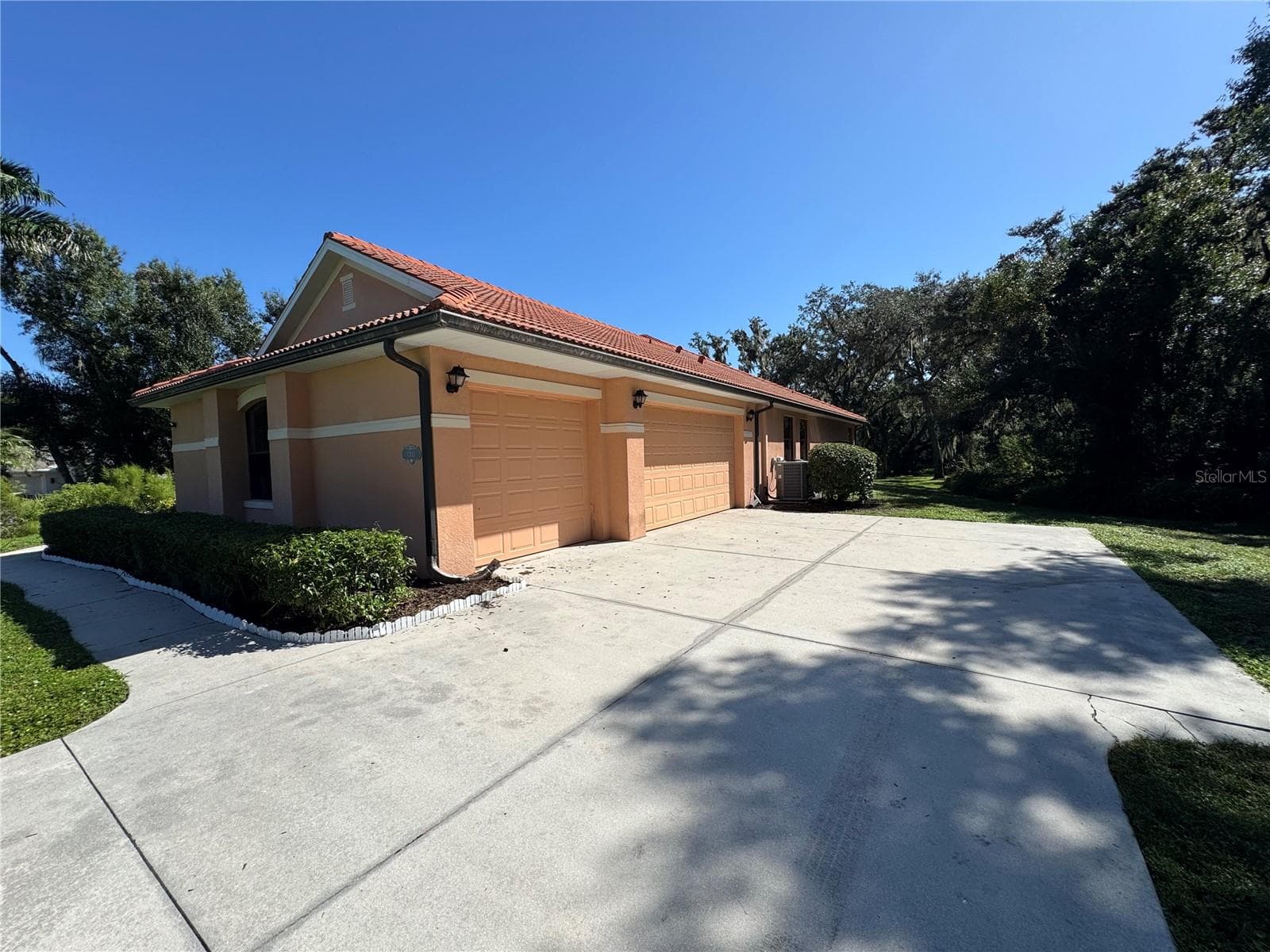 OVERSIZED SIDE ENTRY 2 CAR GARAGE - OAK FORD GOLF CLUB, SARASOTA