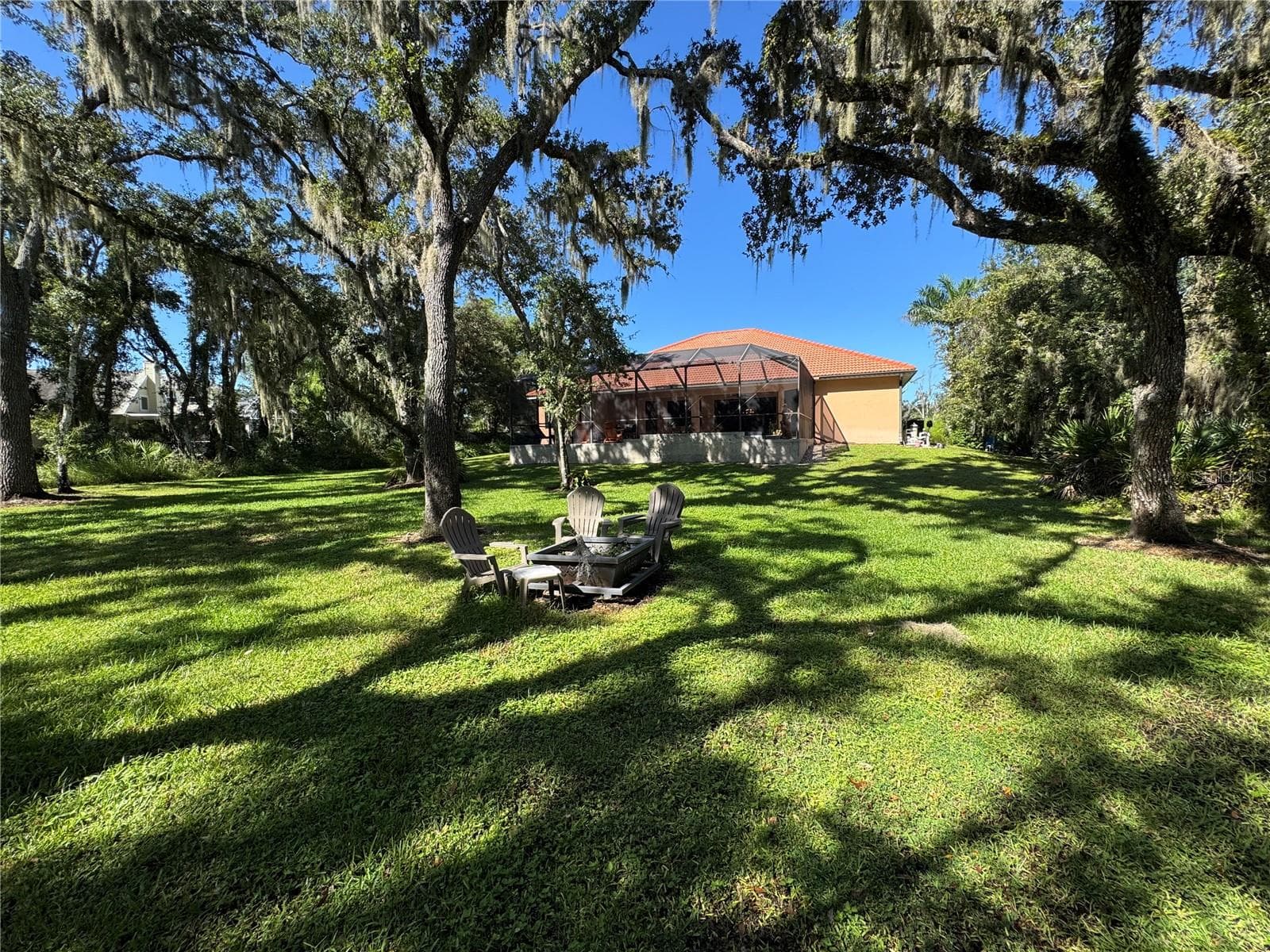 FIRE PIT WITH LARGE BACK YARD - OAK FORD GOLF CLUB, SARASOTA