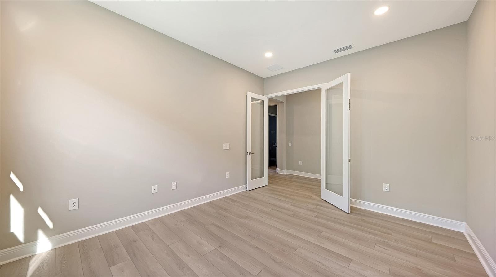 Single Family Residence at 10130 CRYSTAL ISLES CIR, SARASOTA, photo 17 of 48