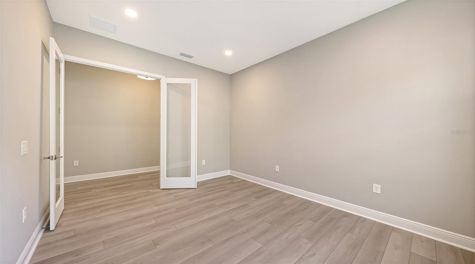 Single Family Residence at 10130 CRYSTAL ISLES CIR, SARASOTA, photo 18 of 48