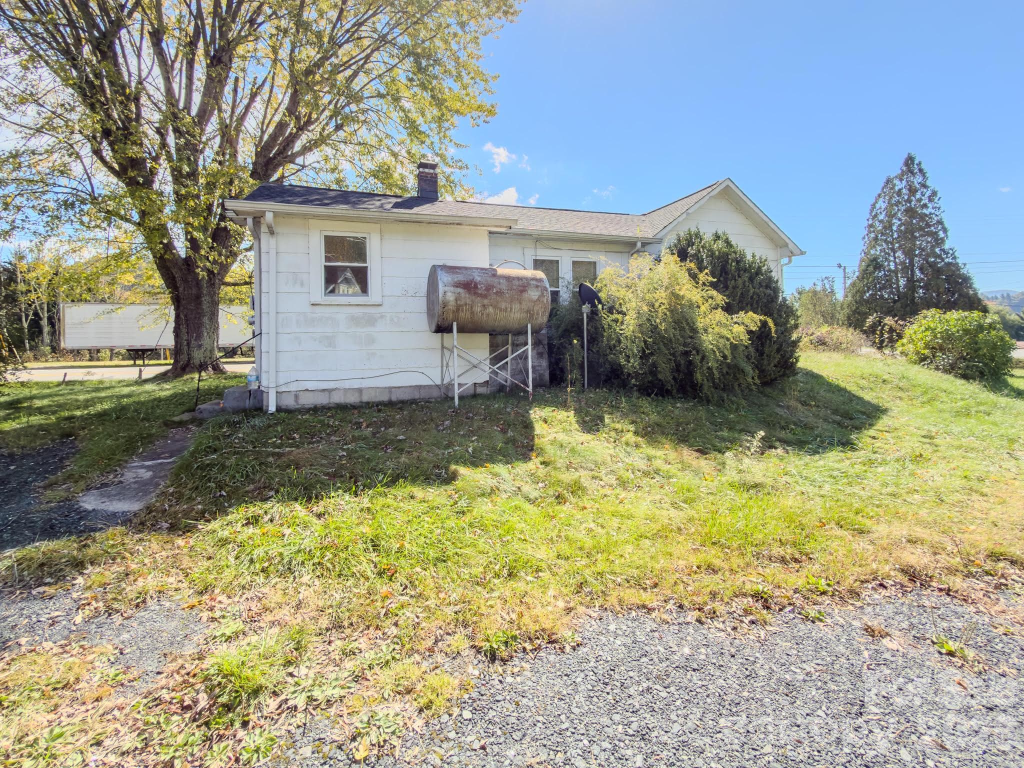 Single Family Residence at 40 Duncan Lane, Newland, photo 5 of 16