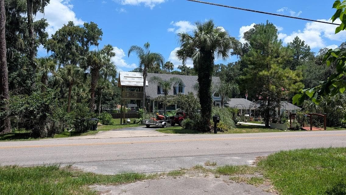 House across from the driveway on 7th Ave. Road - 4040 SW 7TH AVENUE RD, OCALA