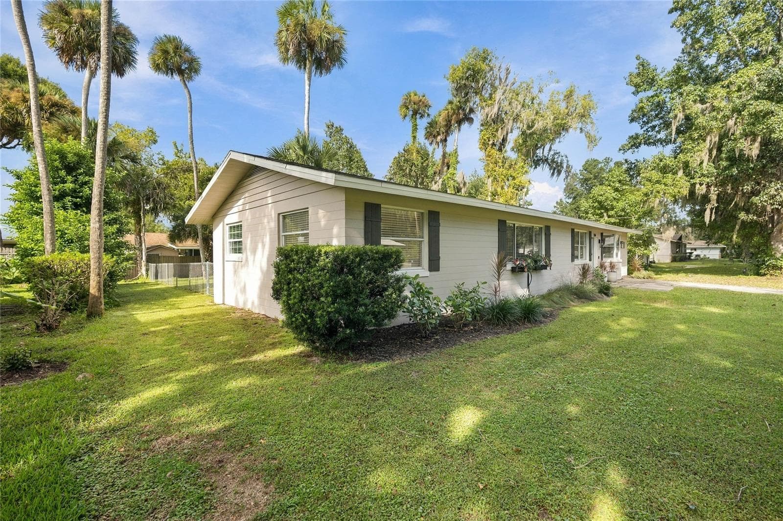 left side and front yard - 556 OLIVER DR, NEW SMYRNA BEACH