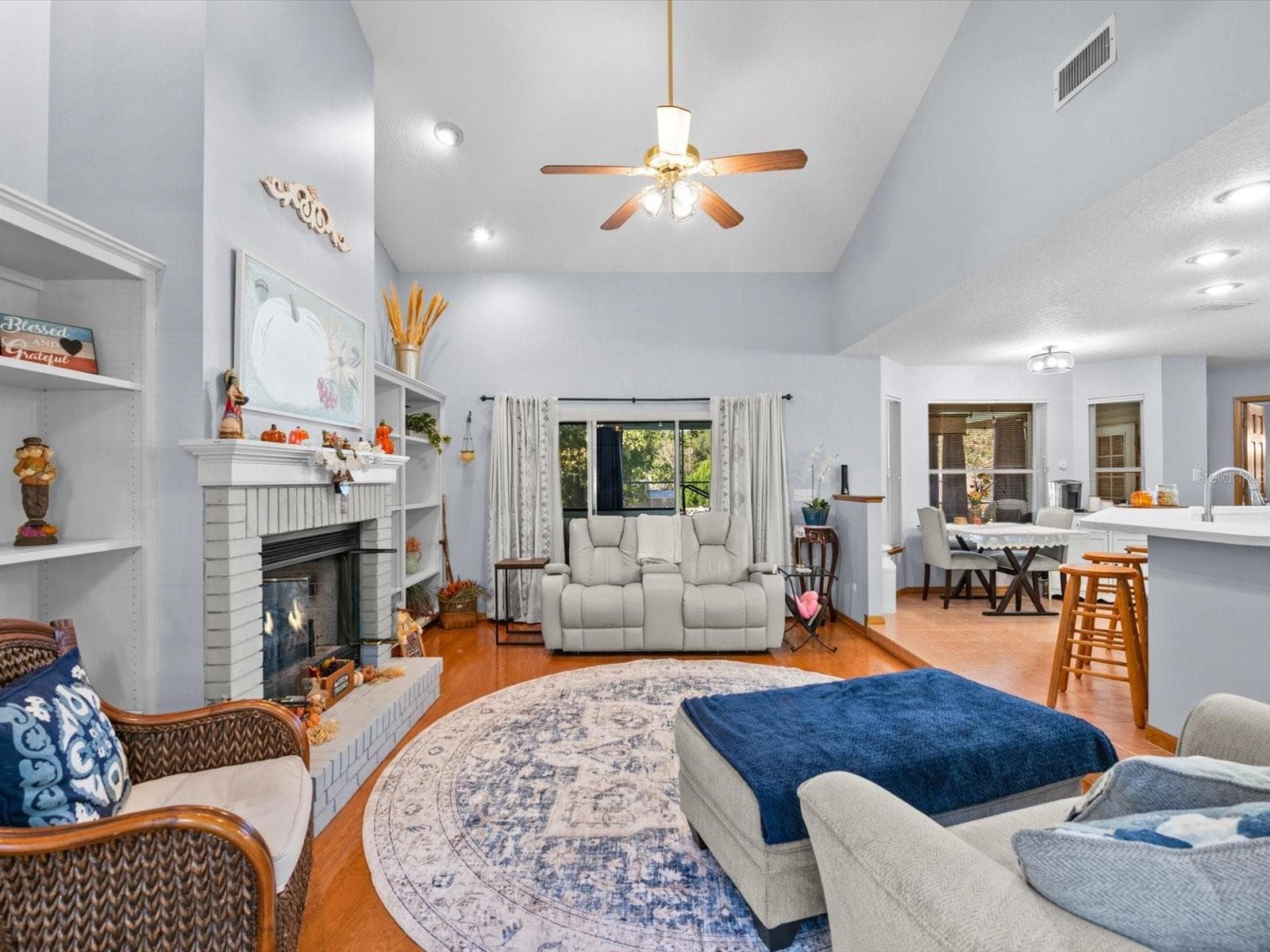 living room - 9073 MADRID RD, WEEKI WACHEE