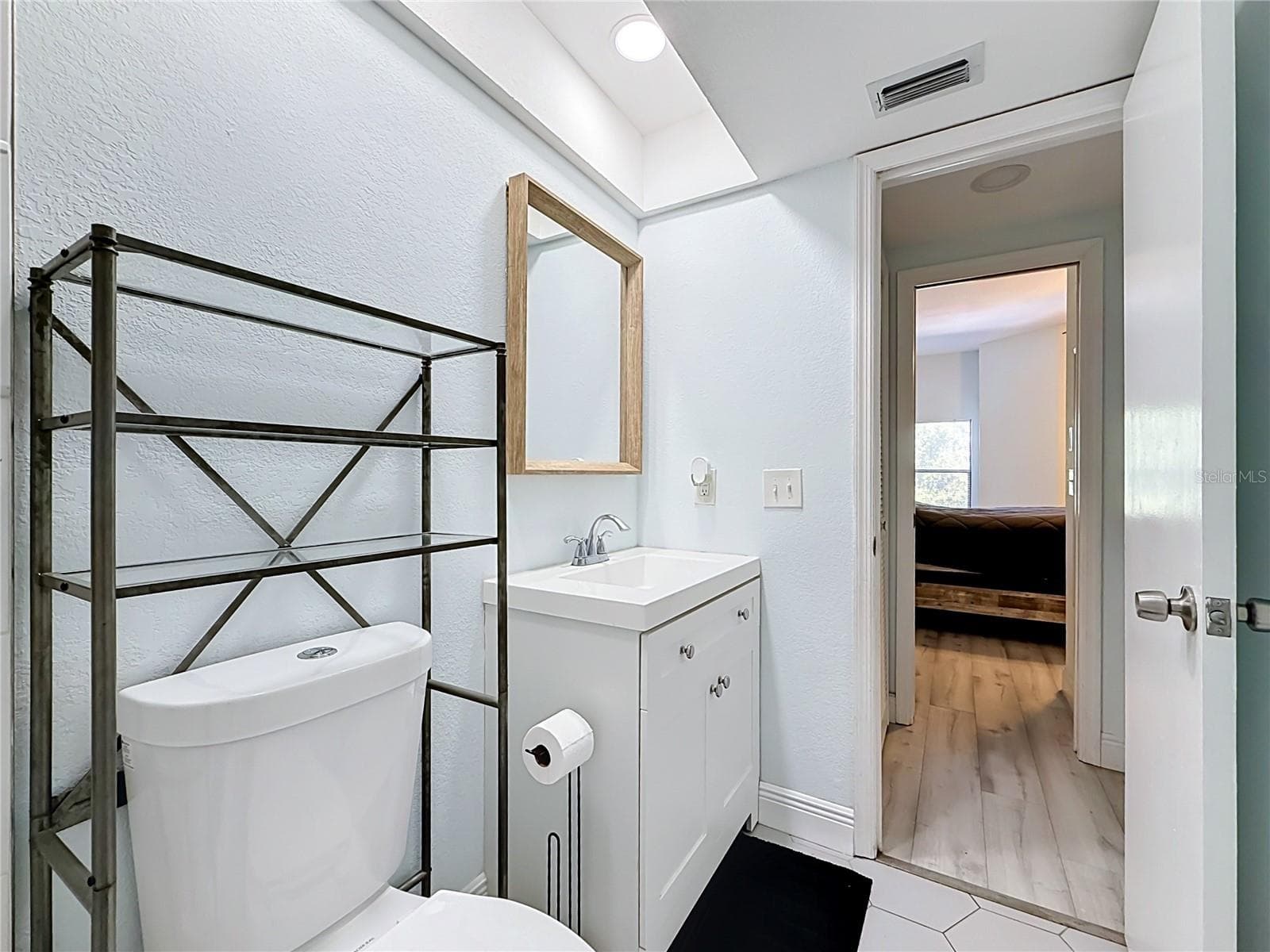 Bathroom into hallway - 4405 W FAIR OAKS AVE #19, TAMPA