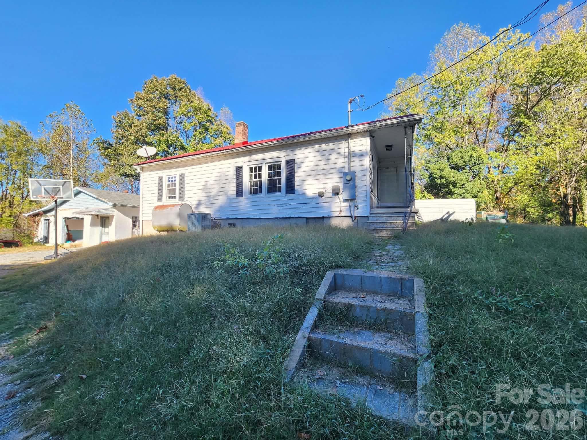 Single Family Residence at 1416 Graystone Place SW, Lenoir, photo 2 of 12